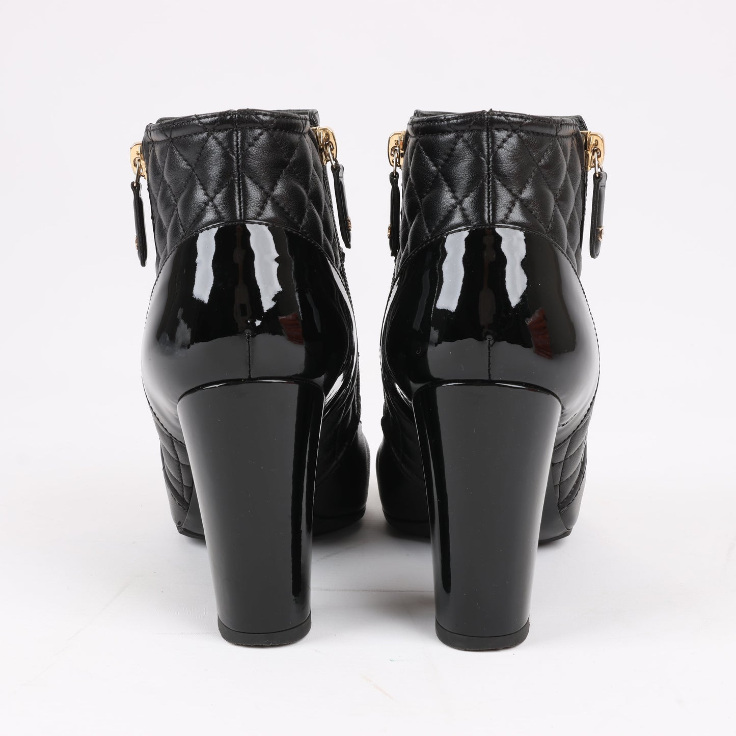CHANEL Coco Mark Kurze Stiefel aus Matelassé-Leder und Lack in Schwarz G33028, Größe 38 EU