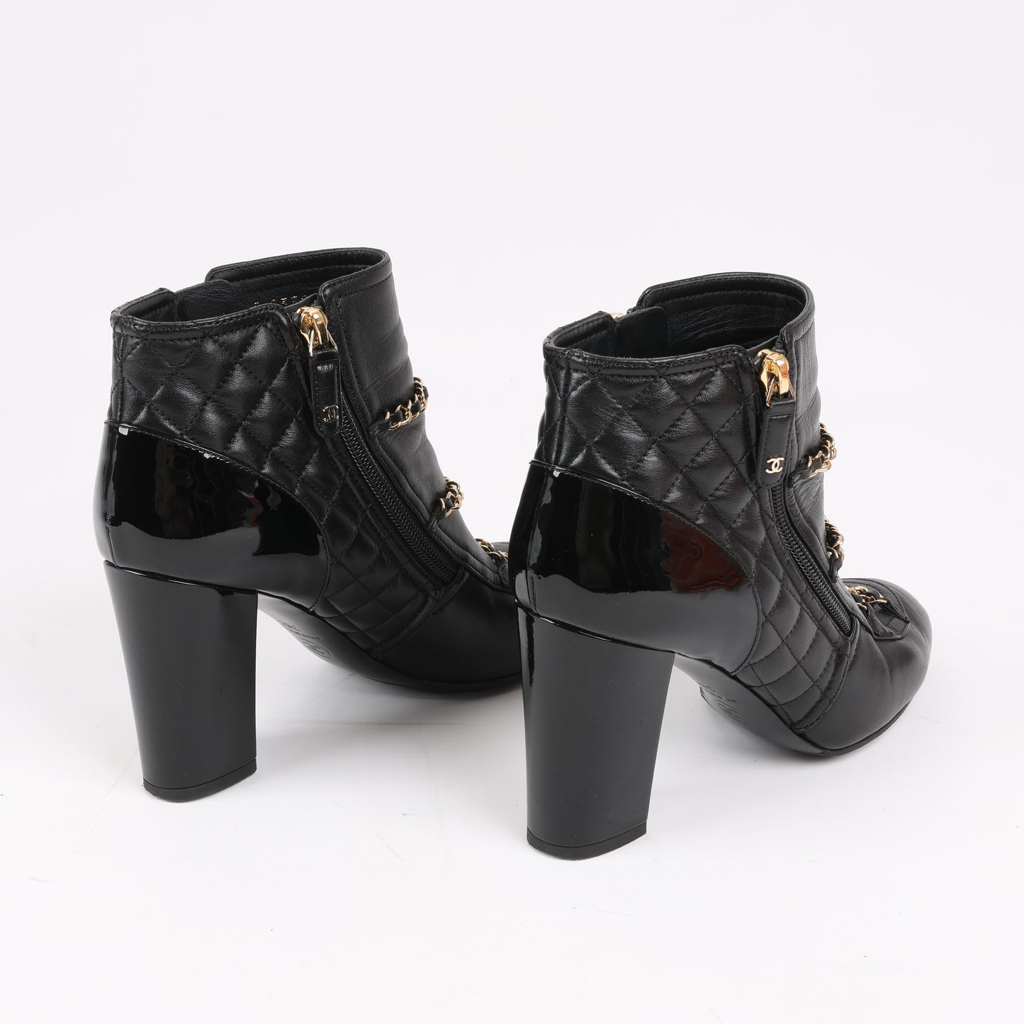 CHANEL Coco Mark Kurze Stiefel aus Matelassé-Leder und Lack in Schwarz G33028, Größe 38 EU