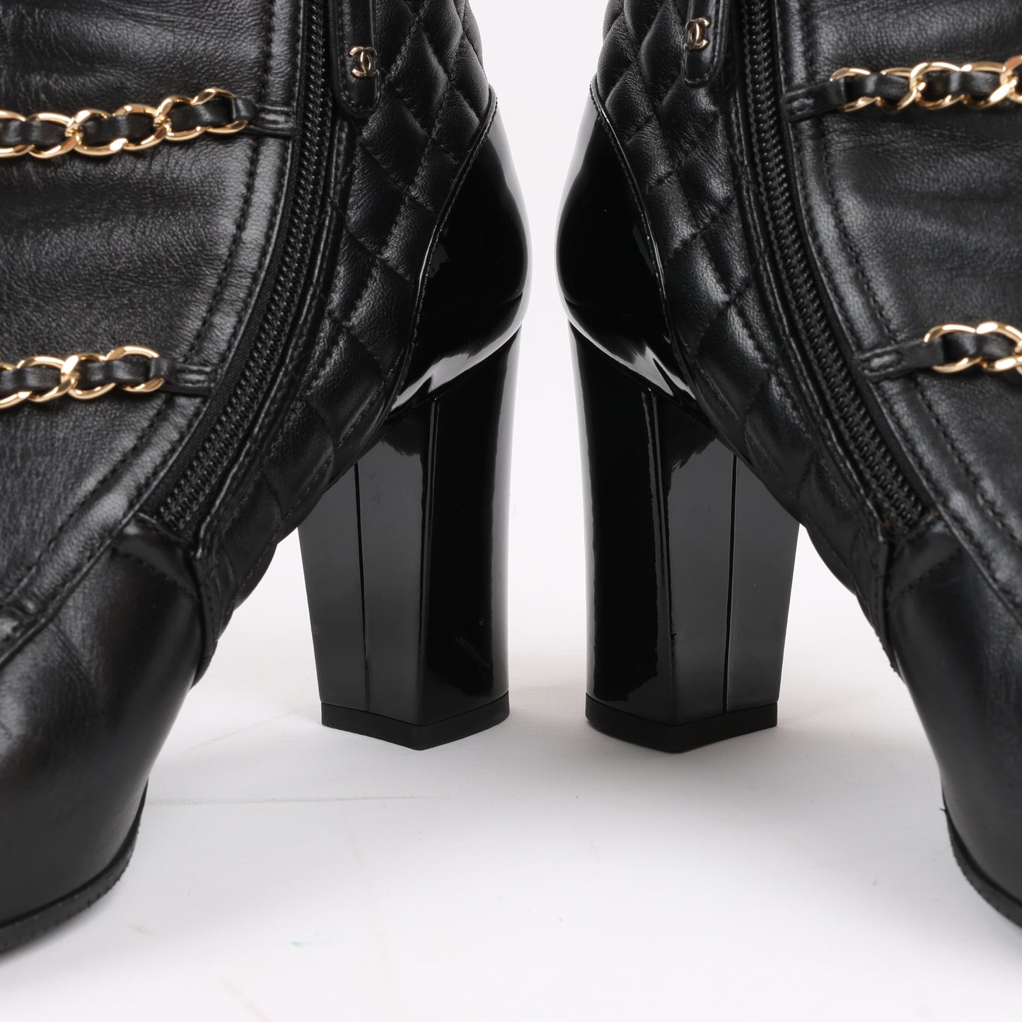 CHANEL Coco Mark Kurze Stiefel aus Matelassé-Leder und Lack in Schwarz G33028, Größe 38 EU