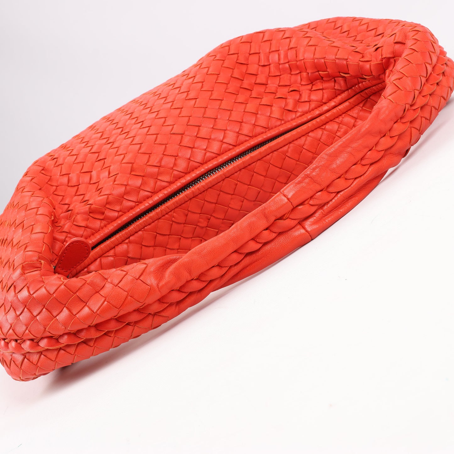 Bottega Veneta Intrecciato Hobo Leder Umhängetasche in Rot