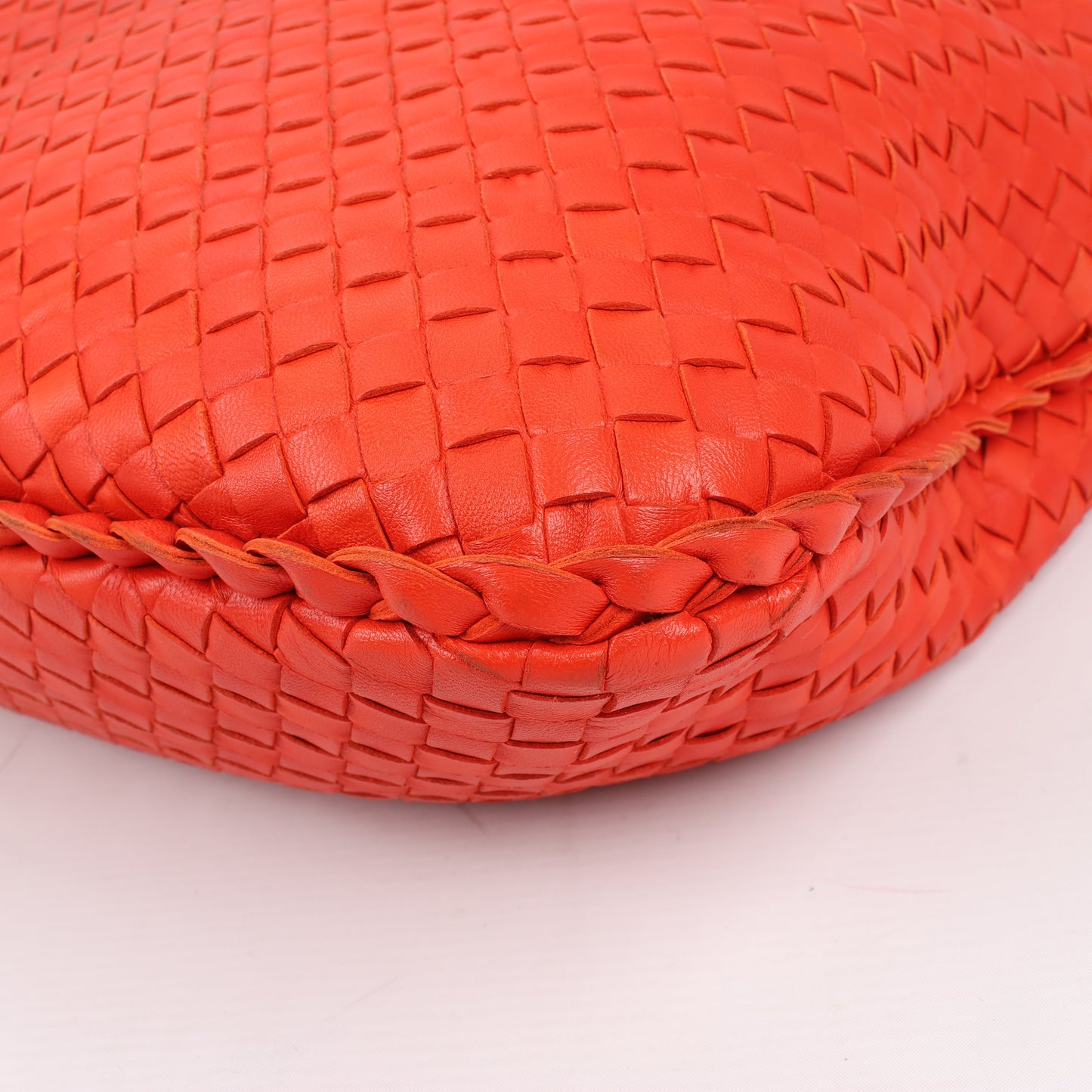 Bottega Veneta Intrecciato Hobo Leder Umhängetasche in Rot