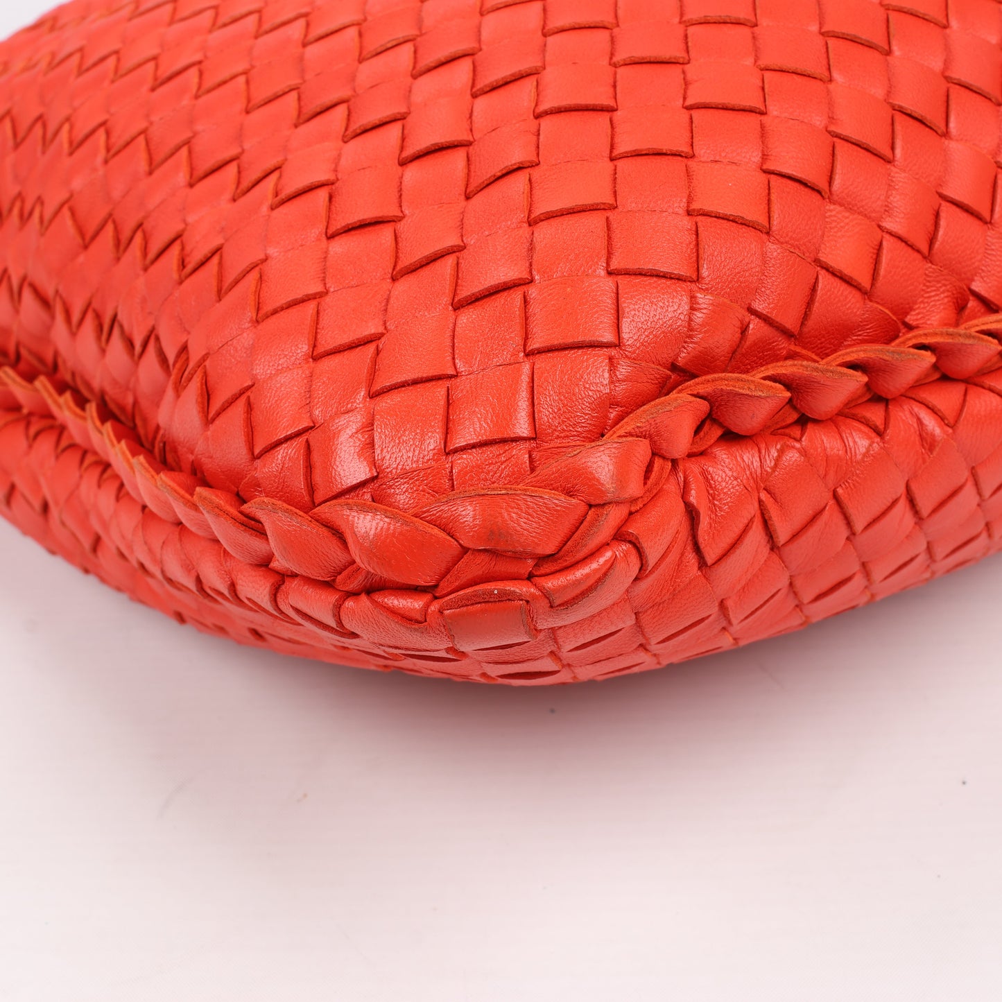 Bottega Veneta Intrecciato Hobo Leder Umhängetasche in Rot