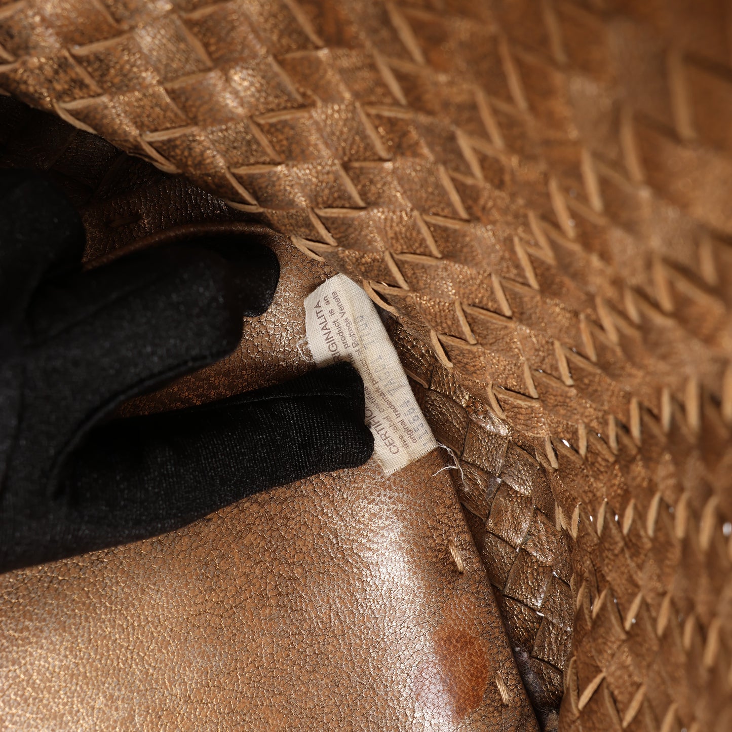 Bottega Veneta Intrecciato Cabat MM Ledertasche in Gold