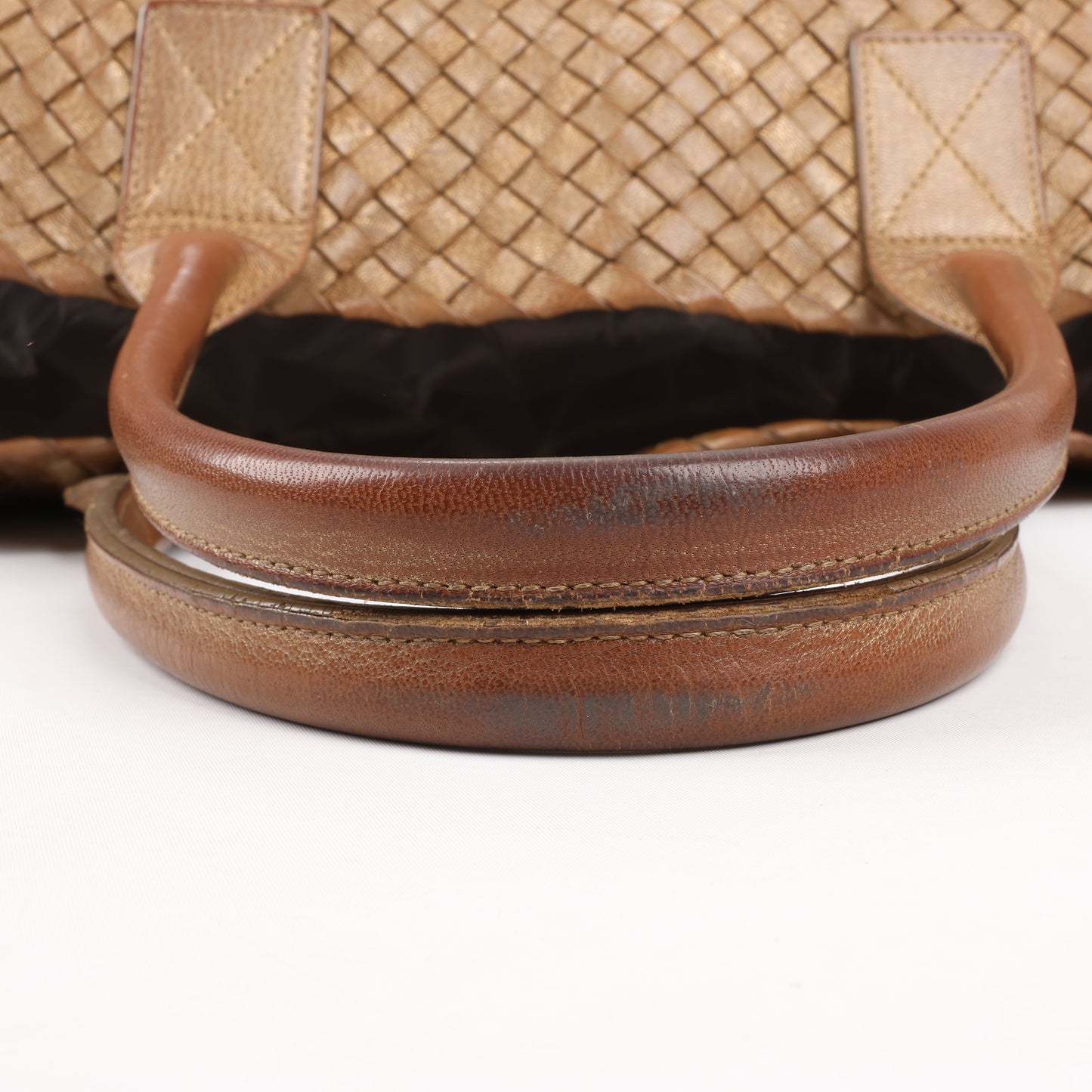 Bottega Veneta Intrecciato Cabat MM Ledertasche in Gold