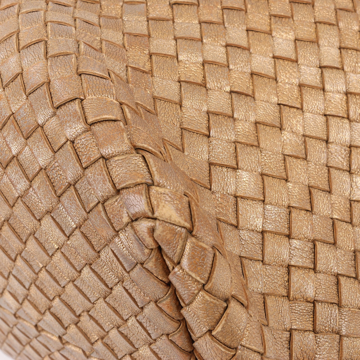 Bottega Veneta Intrecciato Cabat MM Ledertasche in Gold