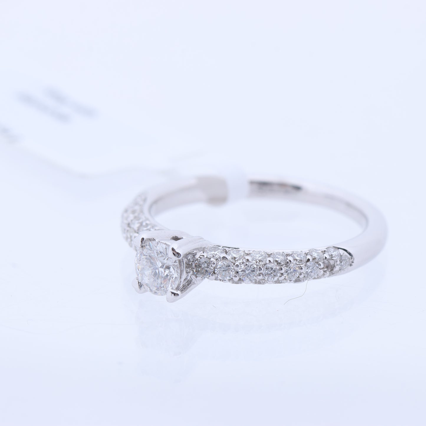 Nicht signierter / unsignierter 14-karätiger Weißgoldring mit 45 natürlichen Diamanten