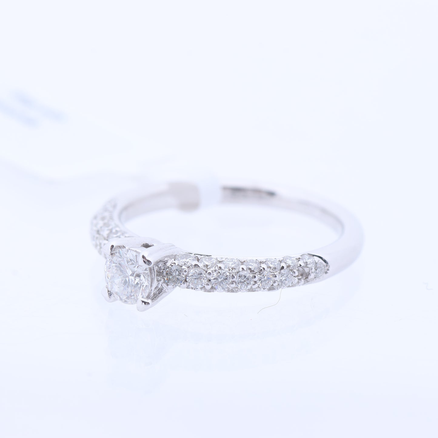 Nicht signierter / unsignierter 14-karätiger Weißgoldring mit 45 natürlichen Diamanten