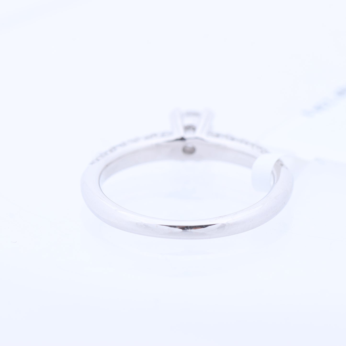 Nicht signierter / unsignierter 14-karätiger Weißgoldring mit 45 natürlichen Diamanten