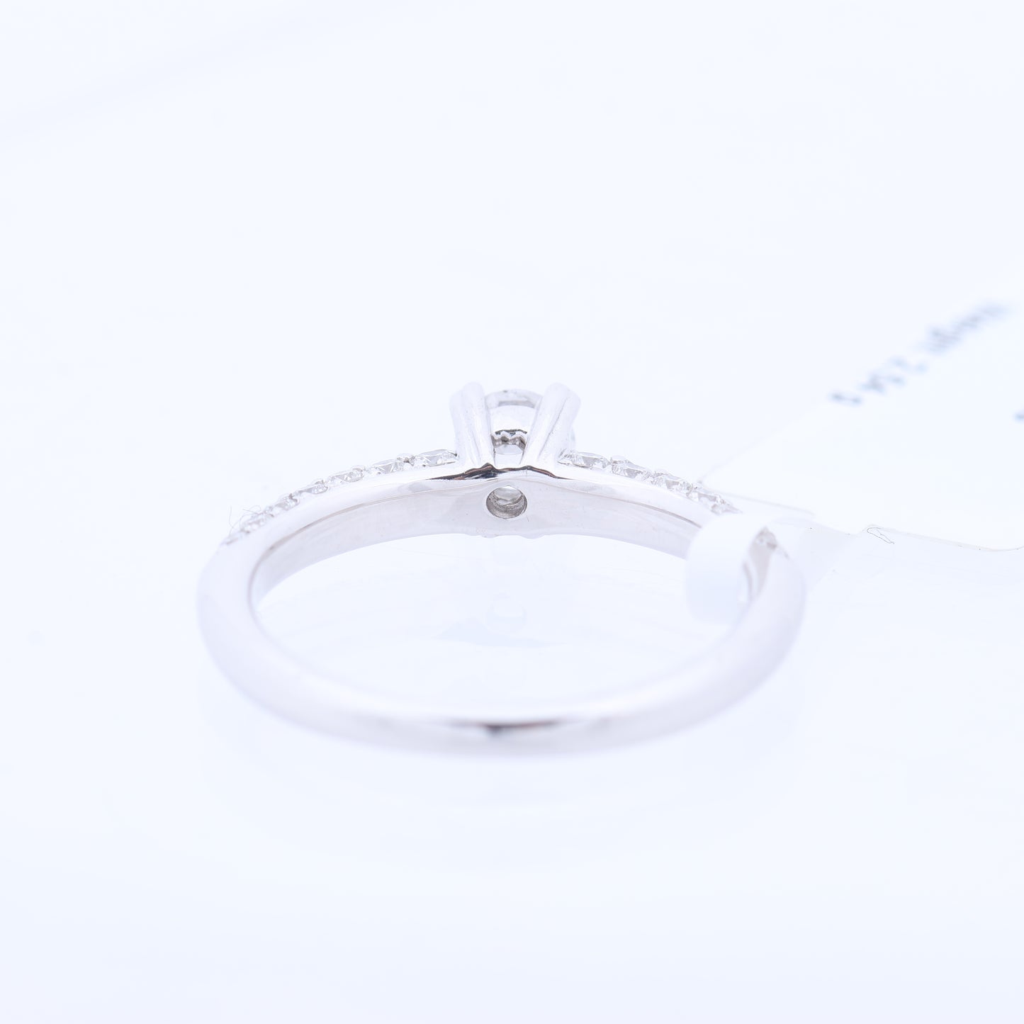Nicht signierter / unsignierter 14-karätiger Weißgoldring mit 45 natürlichen Diamanten