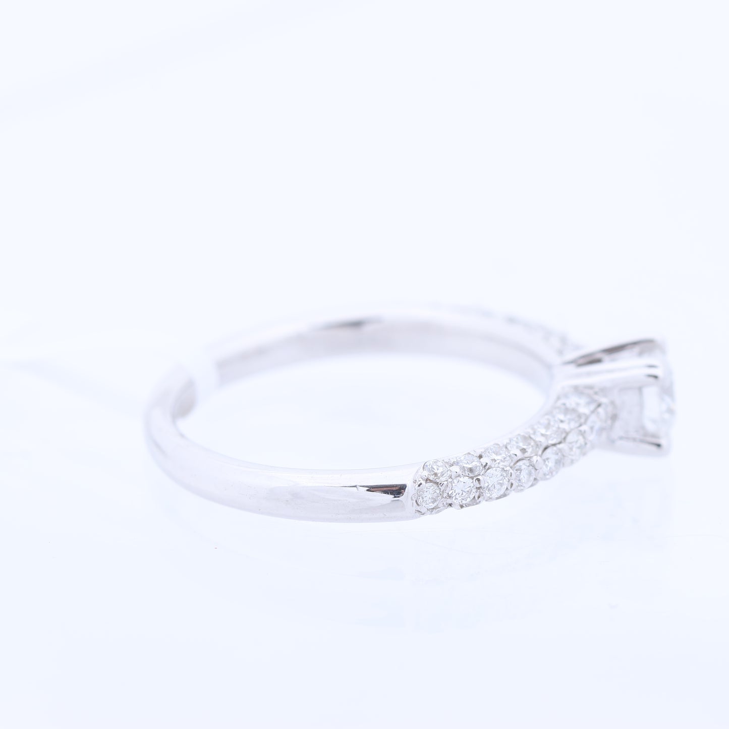 Nicht signierter / unsignierter 14-karätiger Weißgoldring mit 45 natürlichen Diamanten