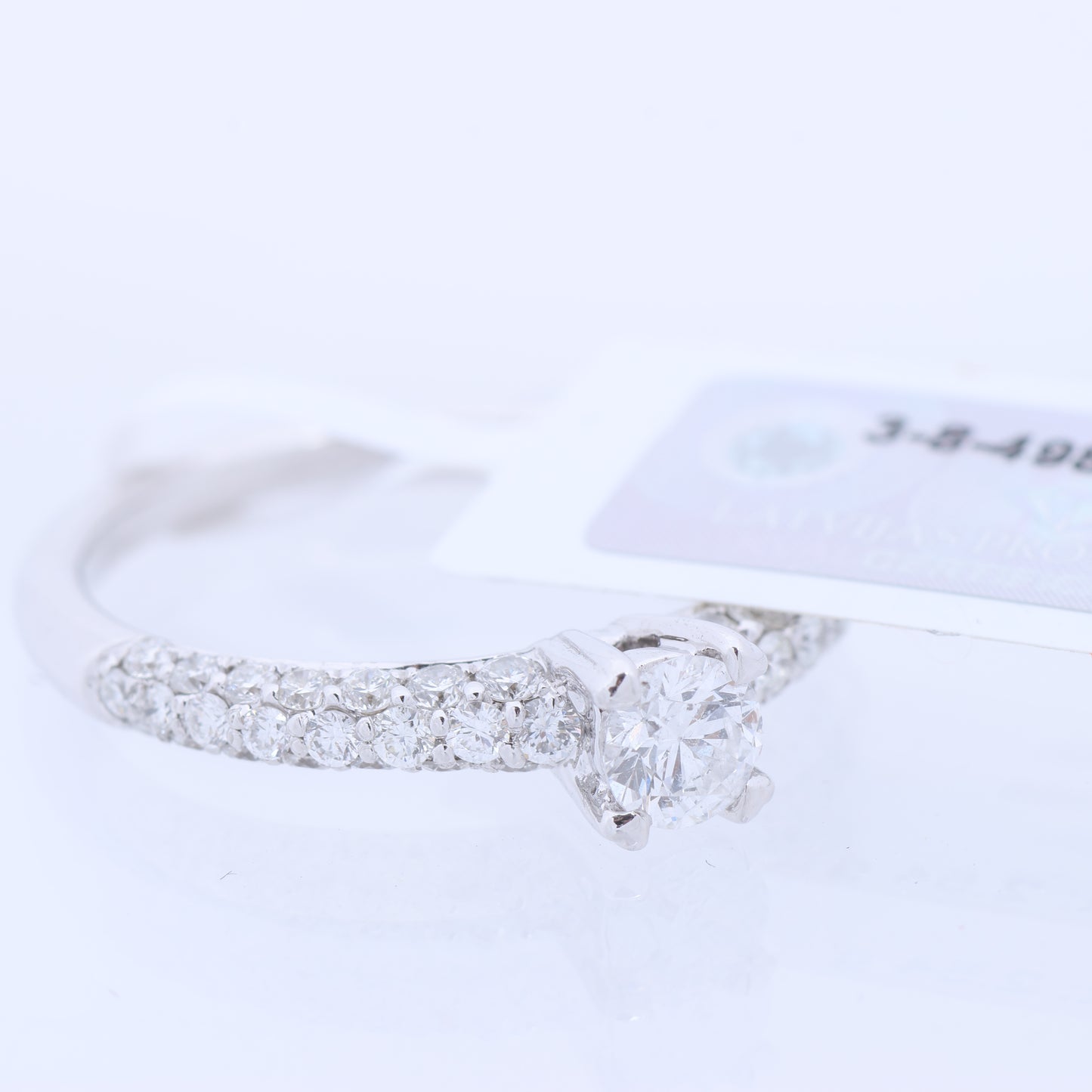 Nicht signierter / unsignierter 14-karätiger Weißgoldring mit 45 natürlichen Diamanten