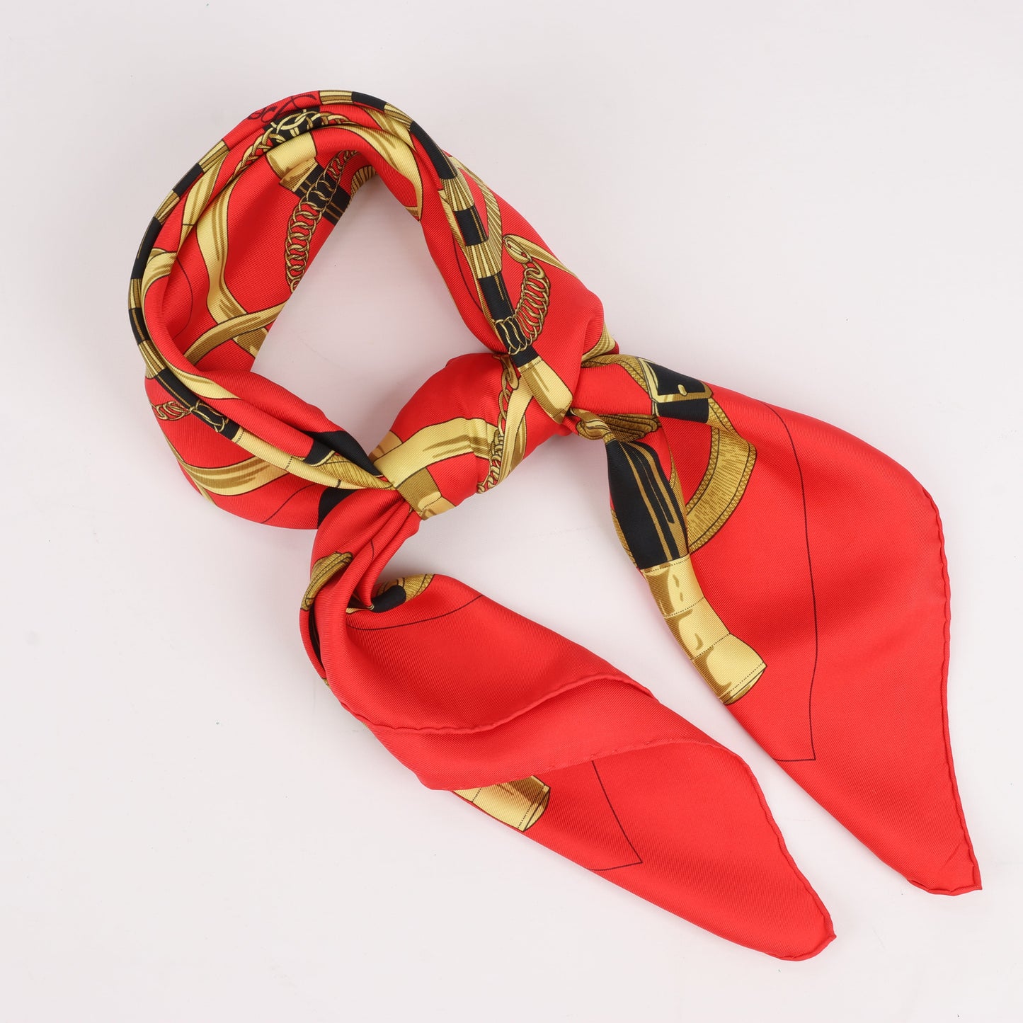 Hermès Carré 90 „Eperon d'or“ Seidentaschentuch in Rot