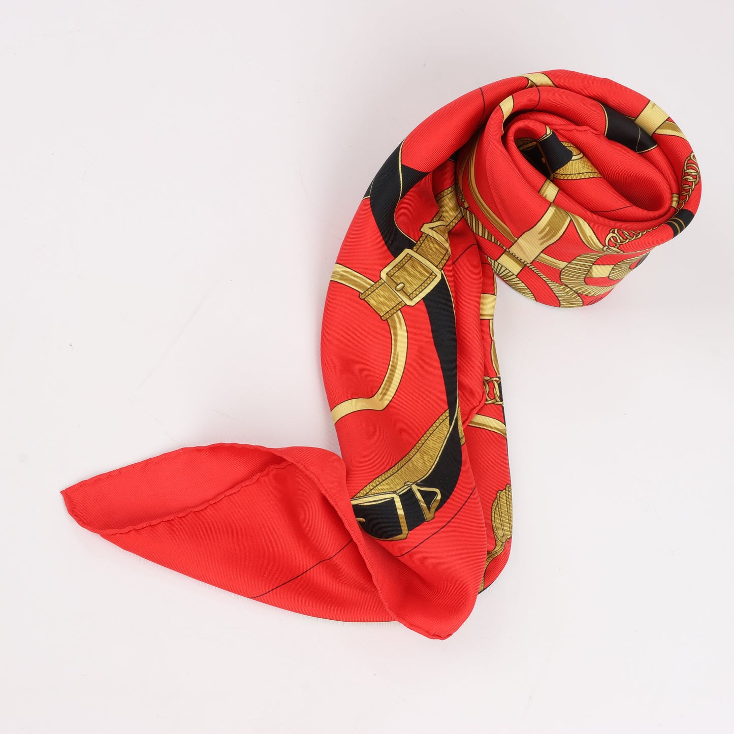 Hermès Carré 90 „Eperon d'or“ Seidentaschentuch in Rot