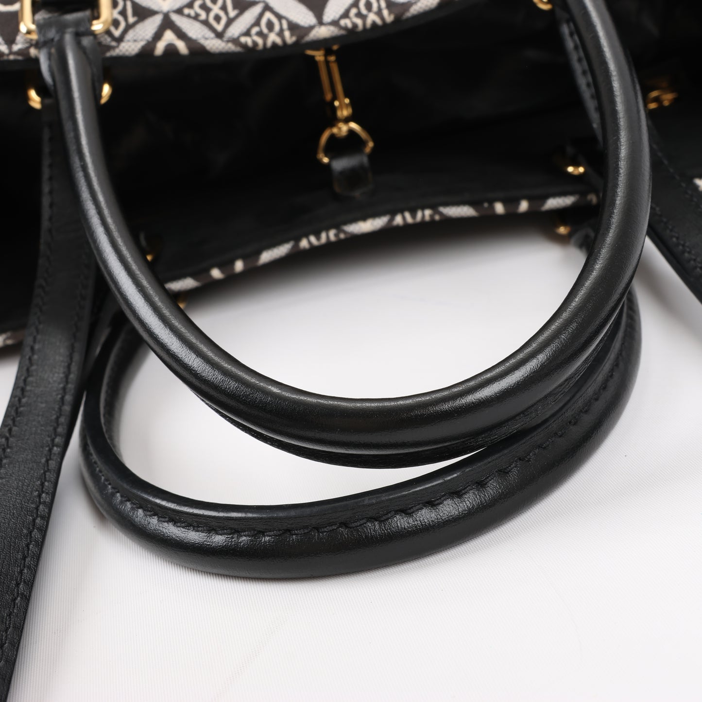 Louis Vuitton Seit 1854 OnTheGo GM Handtasche in Schwarz x Weiß M57207