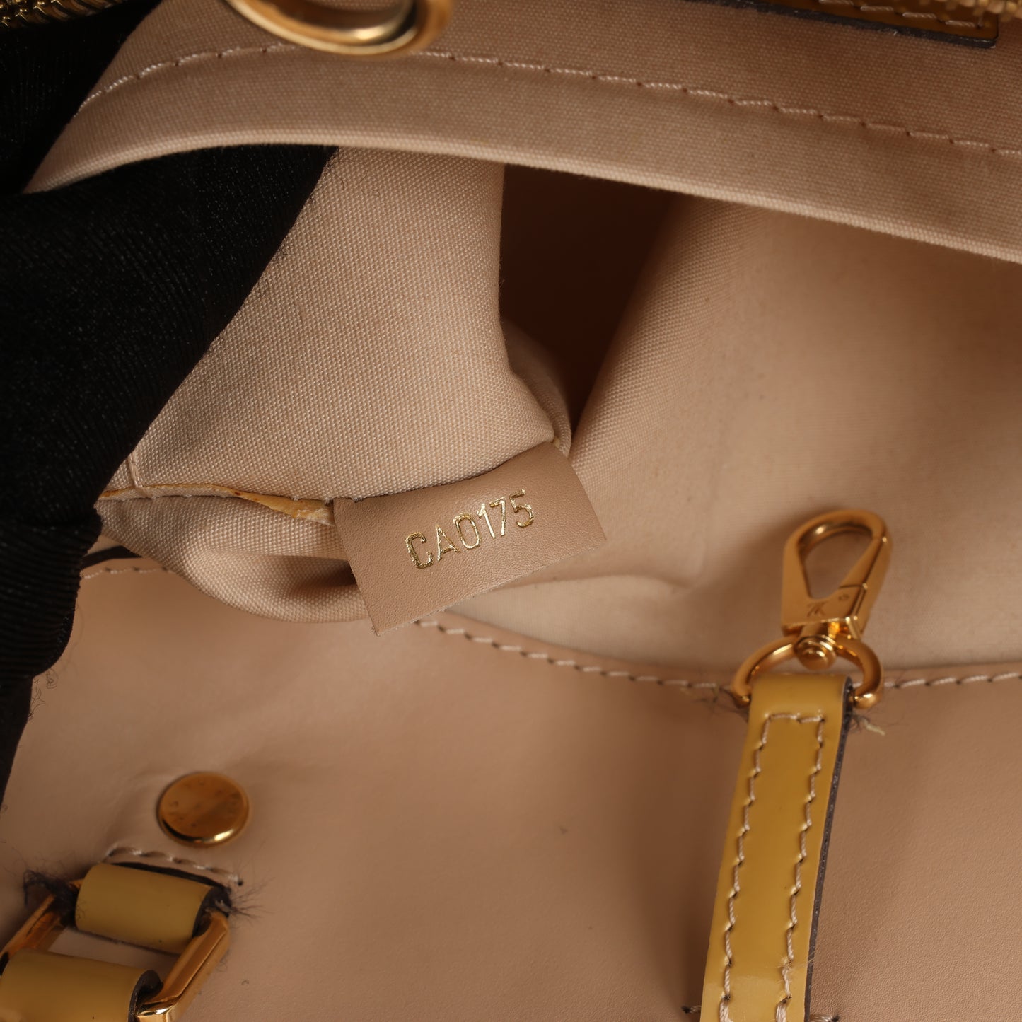 Louis Vuitton Monogram Vernis Montaigne MM Handtasche in Gelb M50169