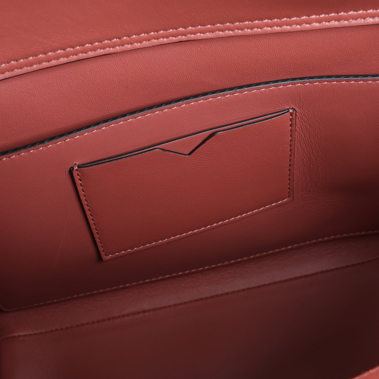 Valentino Garavani – One Studs – 2-Wege-Schultertasche aus Leder in Kastanienbraun