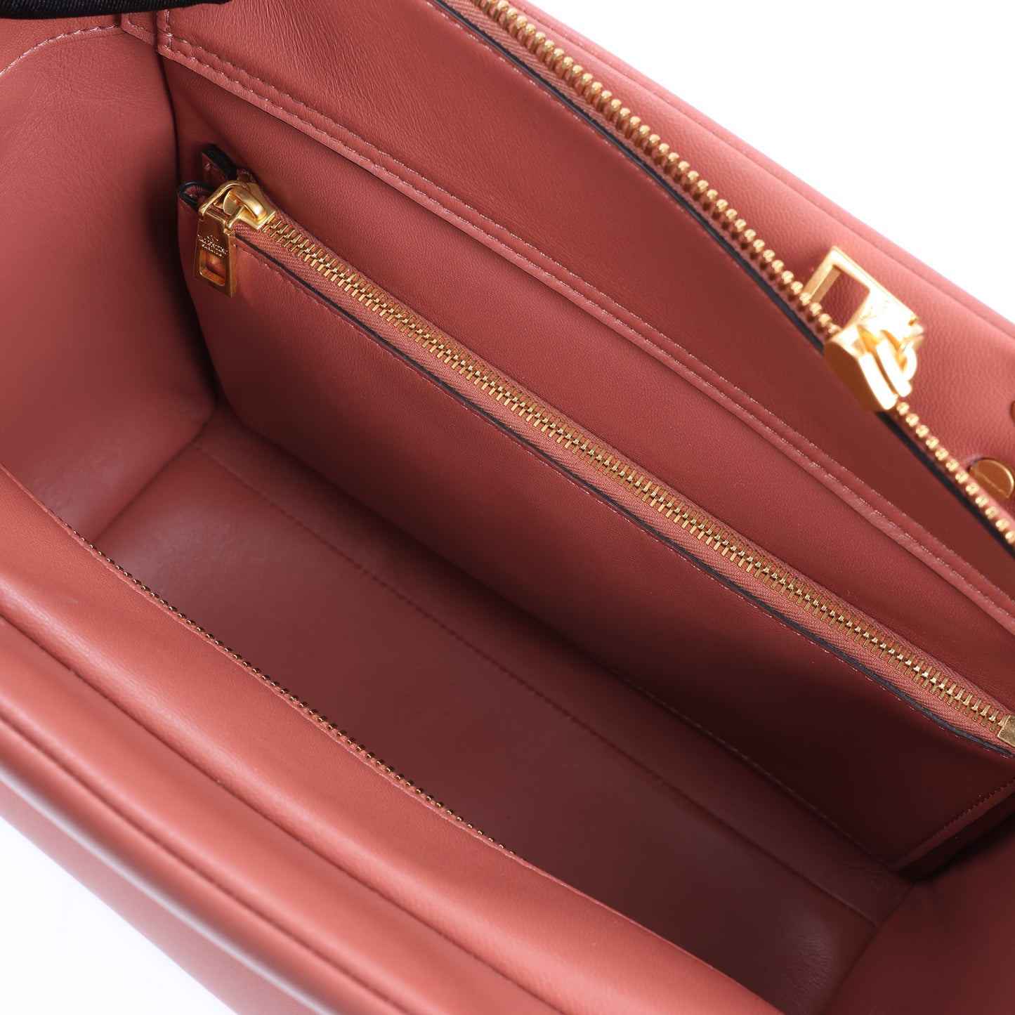 Valentino Garavani – One Studs – 2-Wege-Schultertasche aus Leder in Kastanienbraun