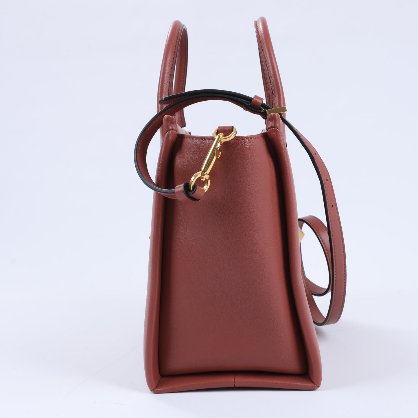 Valentino Garavani – One Studs – 2-Wege-Schultertasche aus Leder in Kastanienbraun