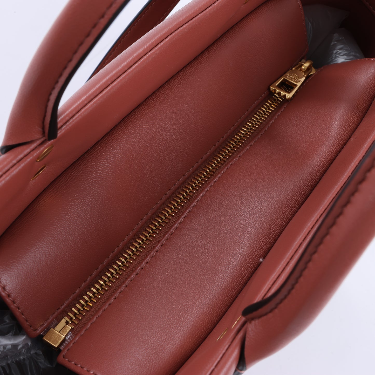 Valentino Garavani – One Studs – 2-Wege-Schultertasche aus Leder in Kastanienbraun