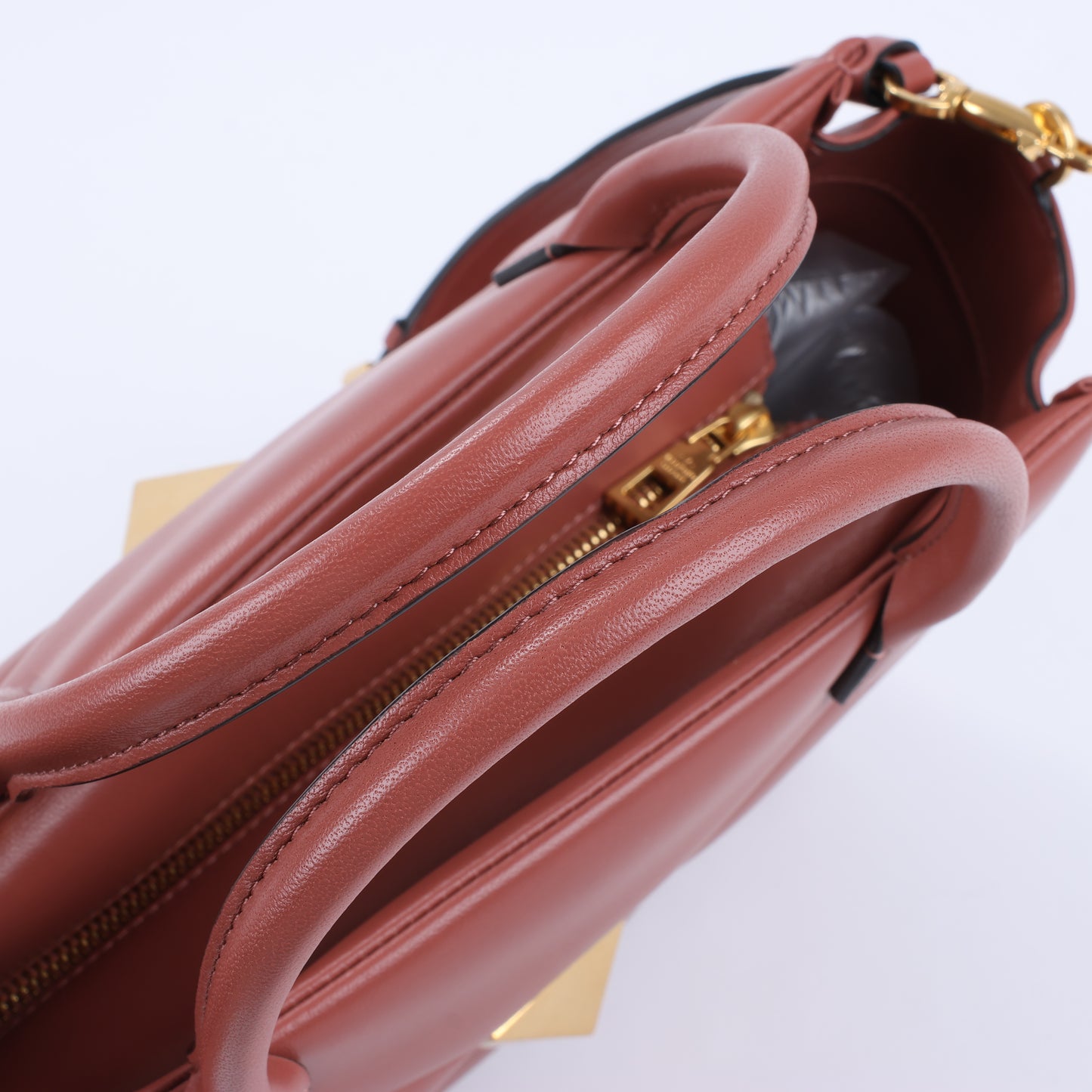 Valentino Garavani – One Studs – 2-Wege-Schultertasche aus Leder in Kastanienbraun