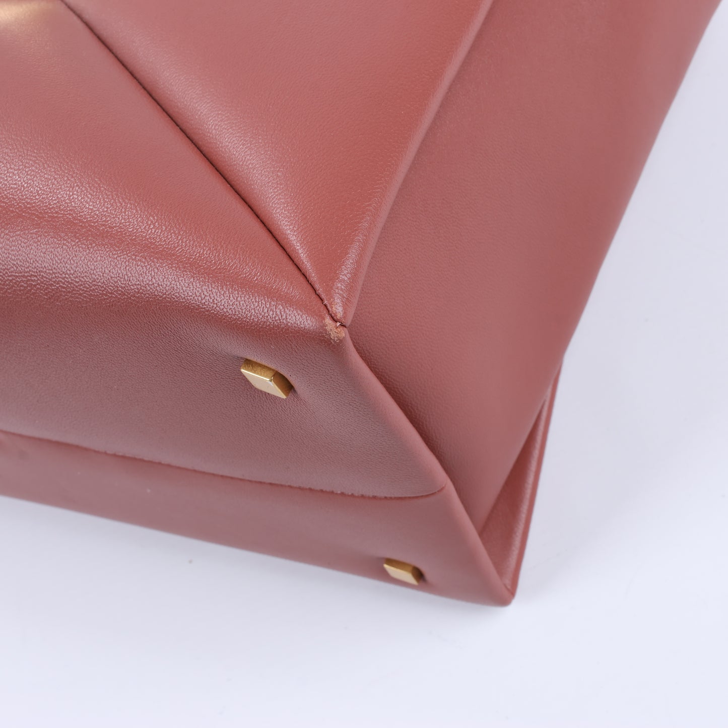 Valentino Garavani – One Studs – 2-Wege-Schultertasche aus Leder in Kastanienbraun