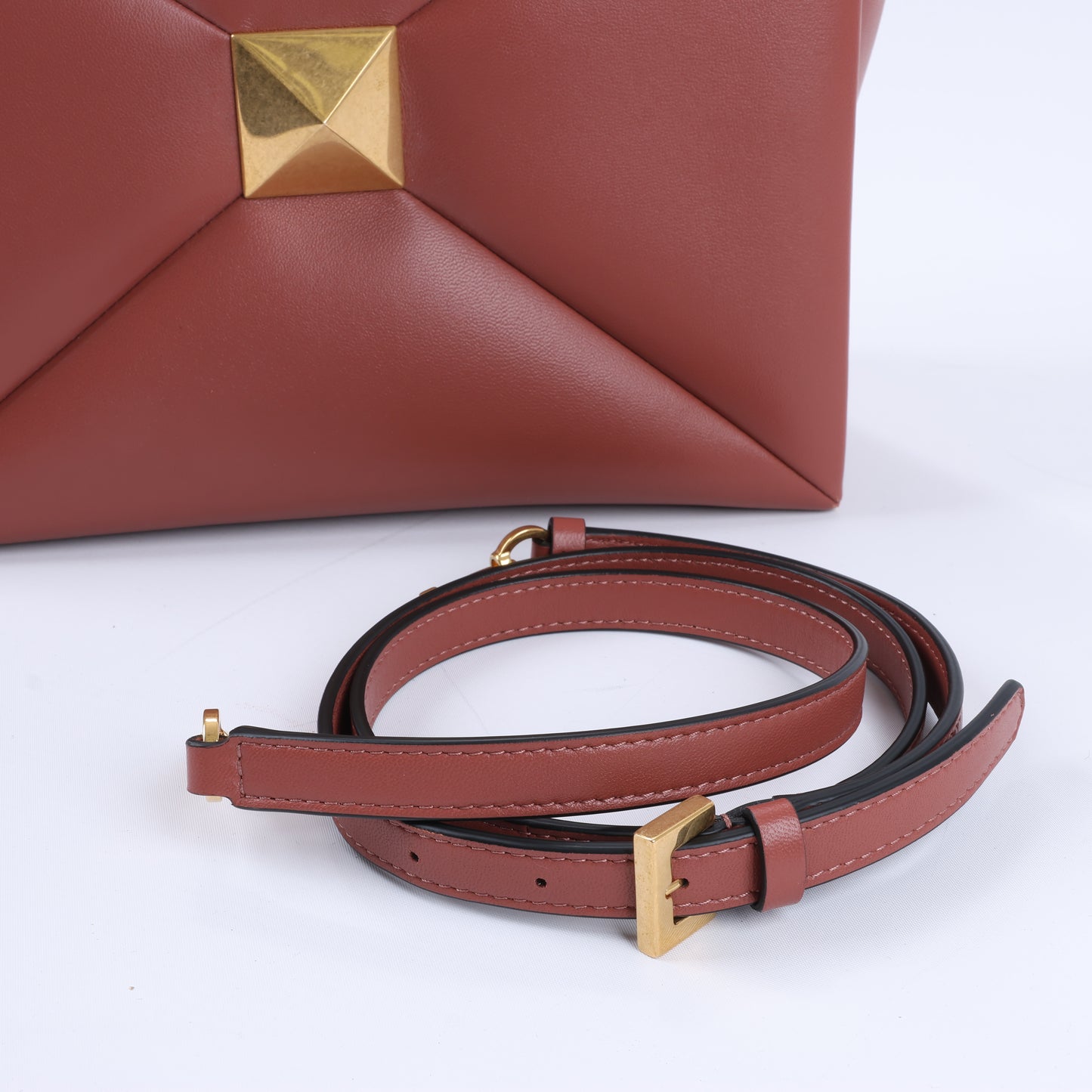 Valentino Garavani – One Studs – 2-Wege-Schultertasche aus Leder in Kastanienbraun