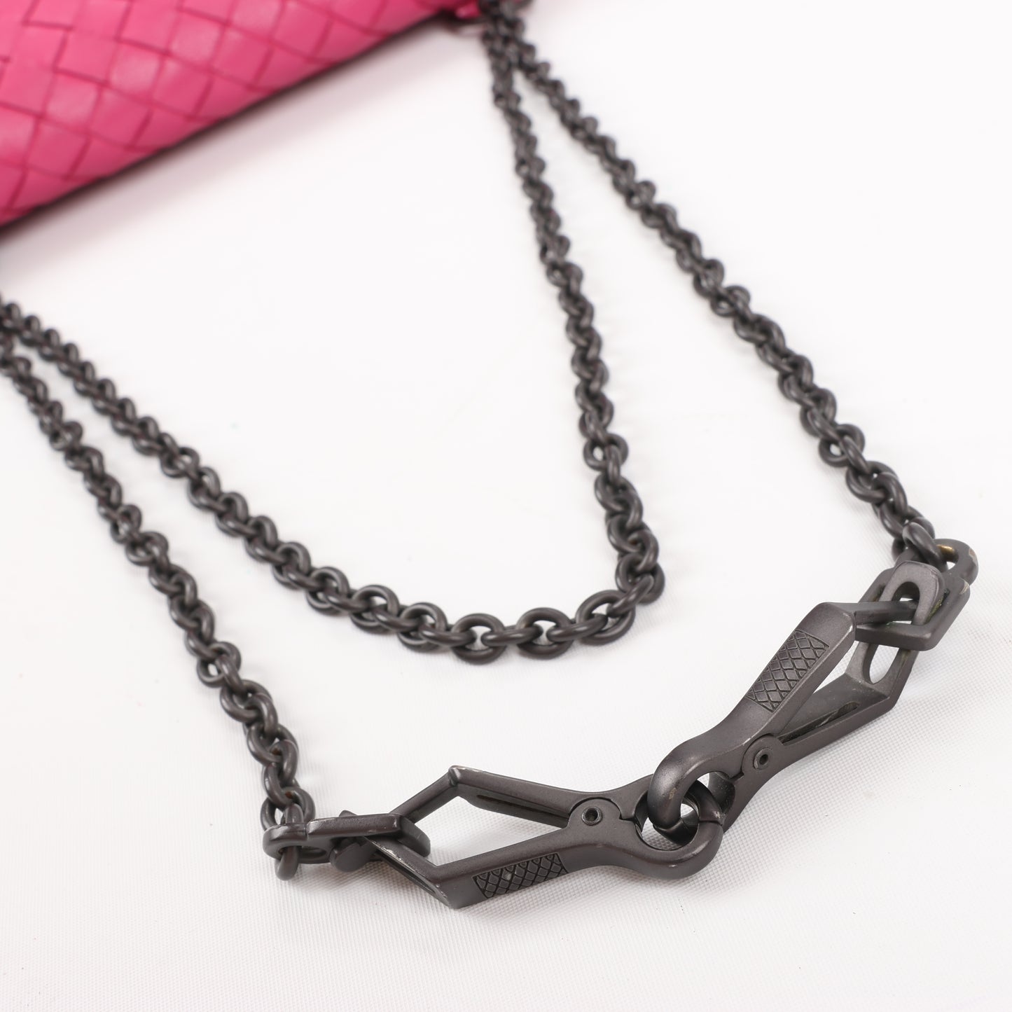 BOTTEGA VENETA – Schultertasche aus Intrecciato-Leder mit Kette in Pink