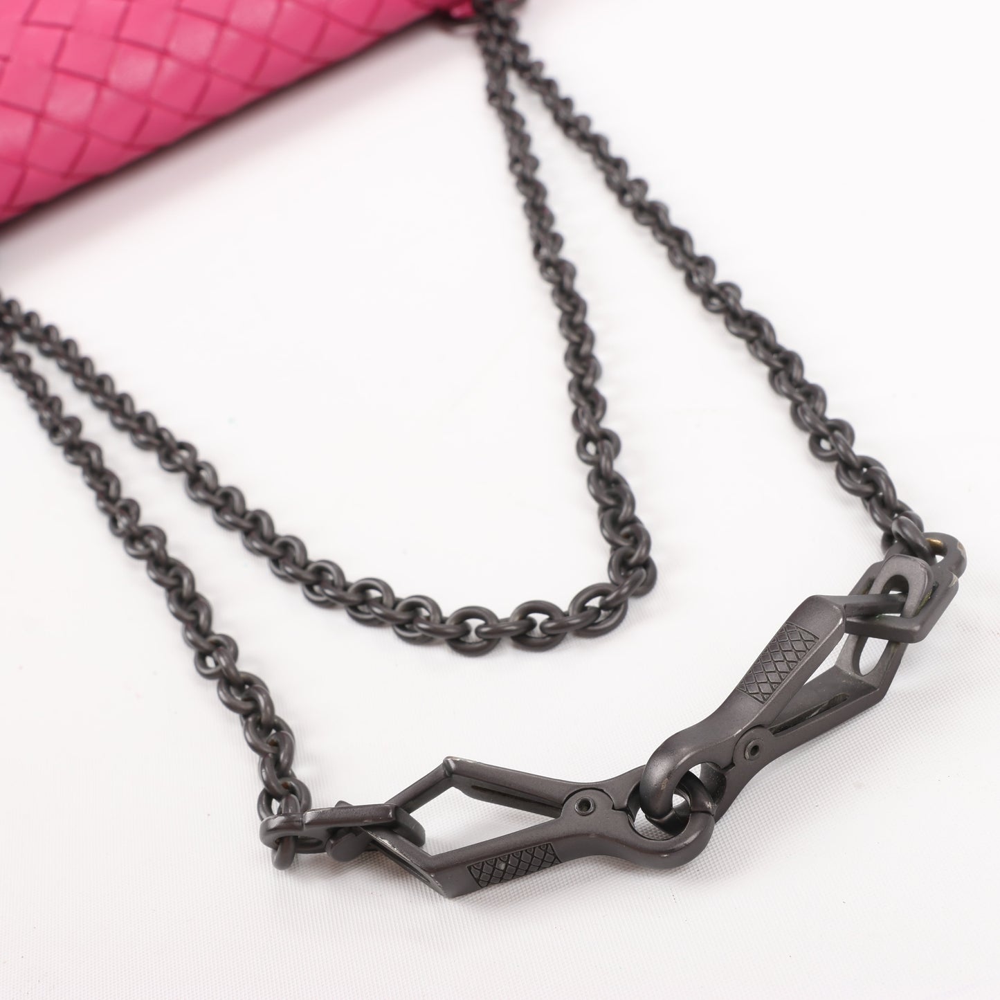 BOTTEGA VENETA – Schultertasche aus Intrecciato-Leder mit Kette in Pink
