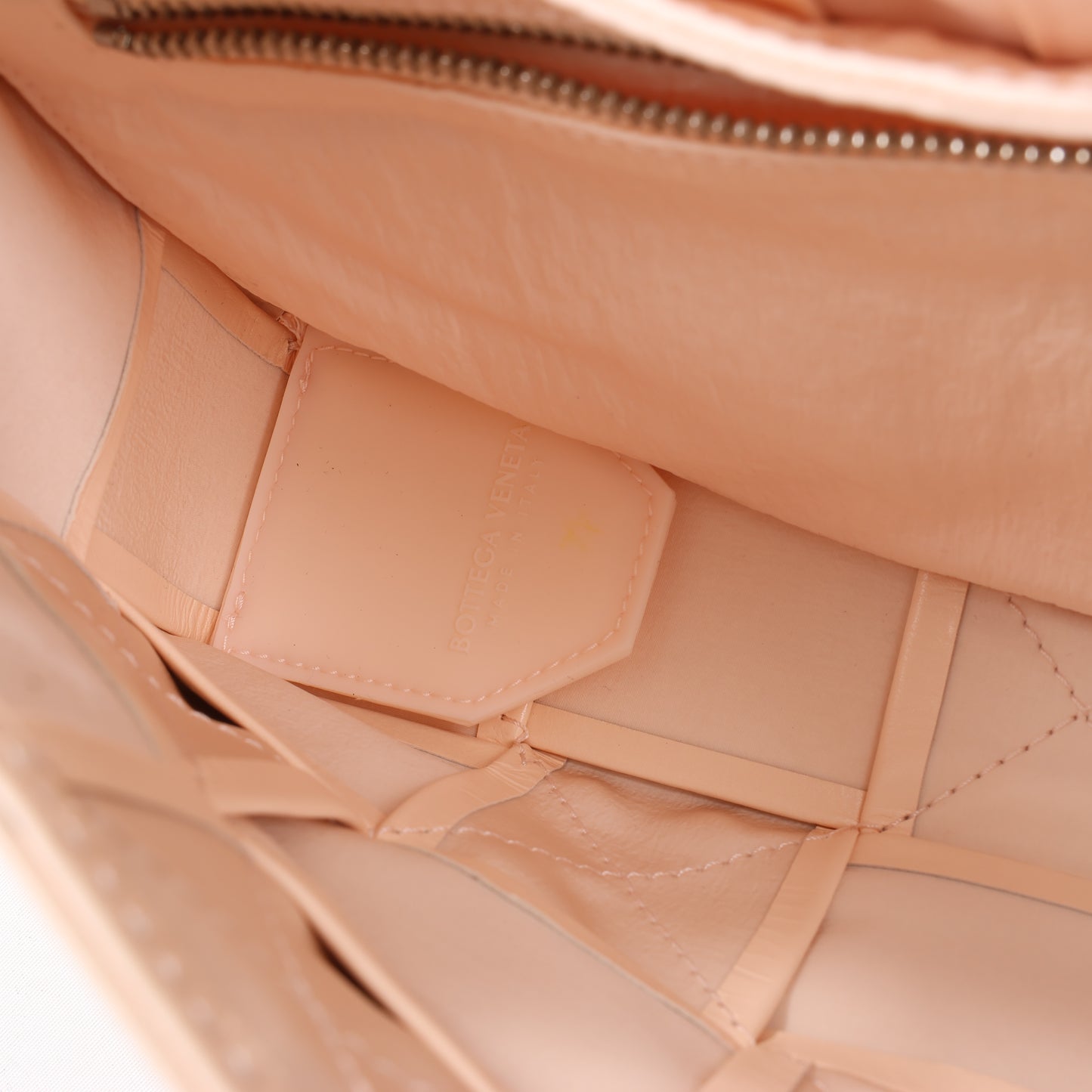 Bottega Veneta Maxi Intrecciato Kassetten-Umhängetasche aus Leder in Puderbeige