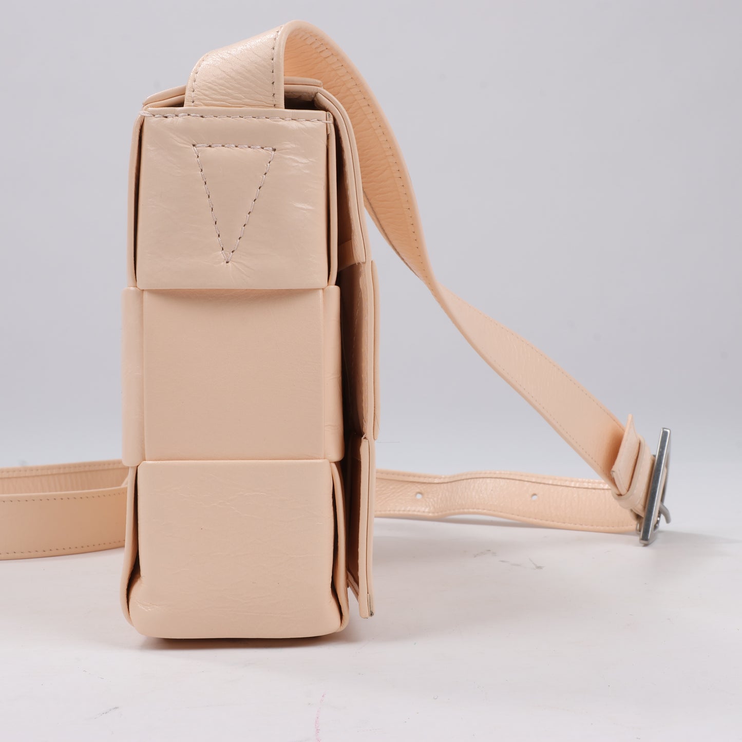 Bottega Veneta Maxi Intrecciato Kassetten-Umhängetasche aus Leder in Puderbeige
