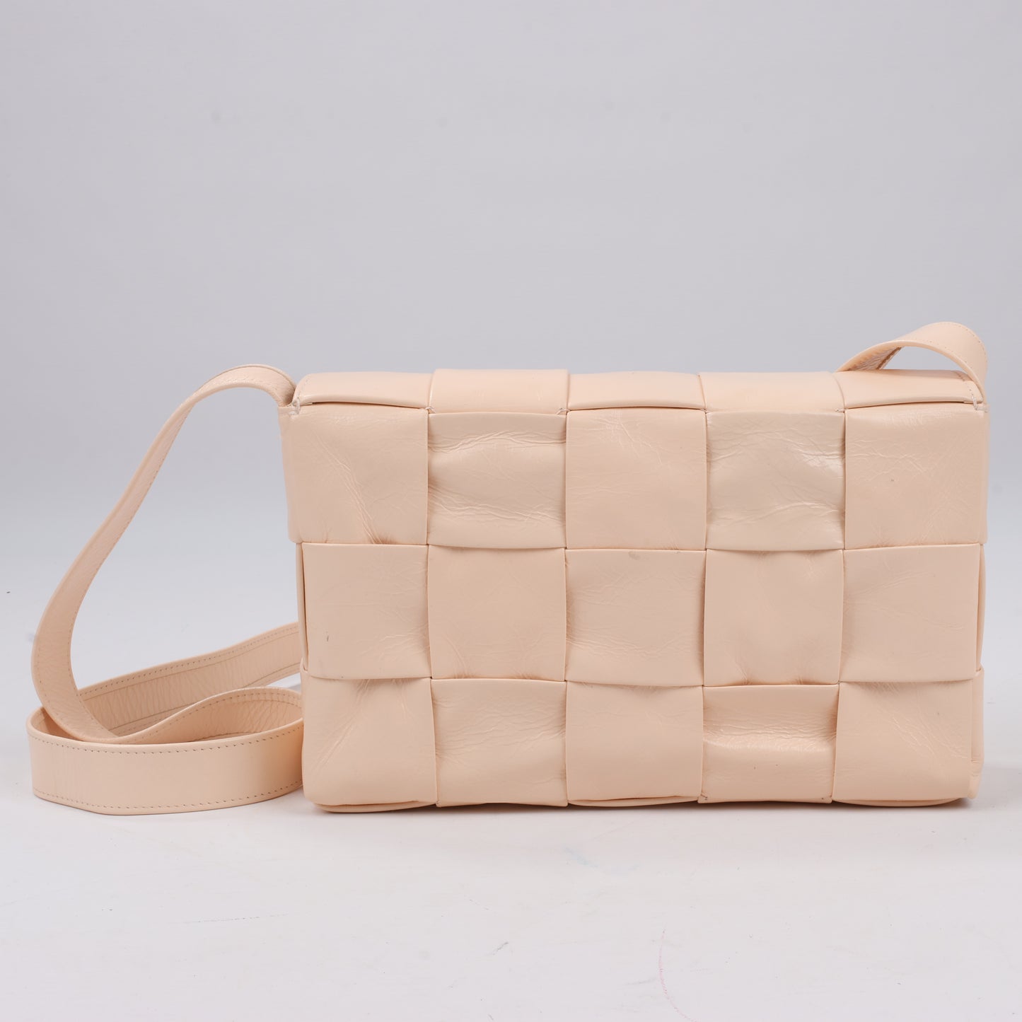 Bottega Veneta Maxi Intrecciato Kassetten-Umhängetasche aus Leder in Puderbeige