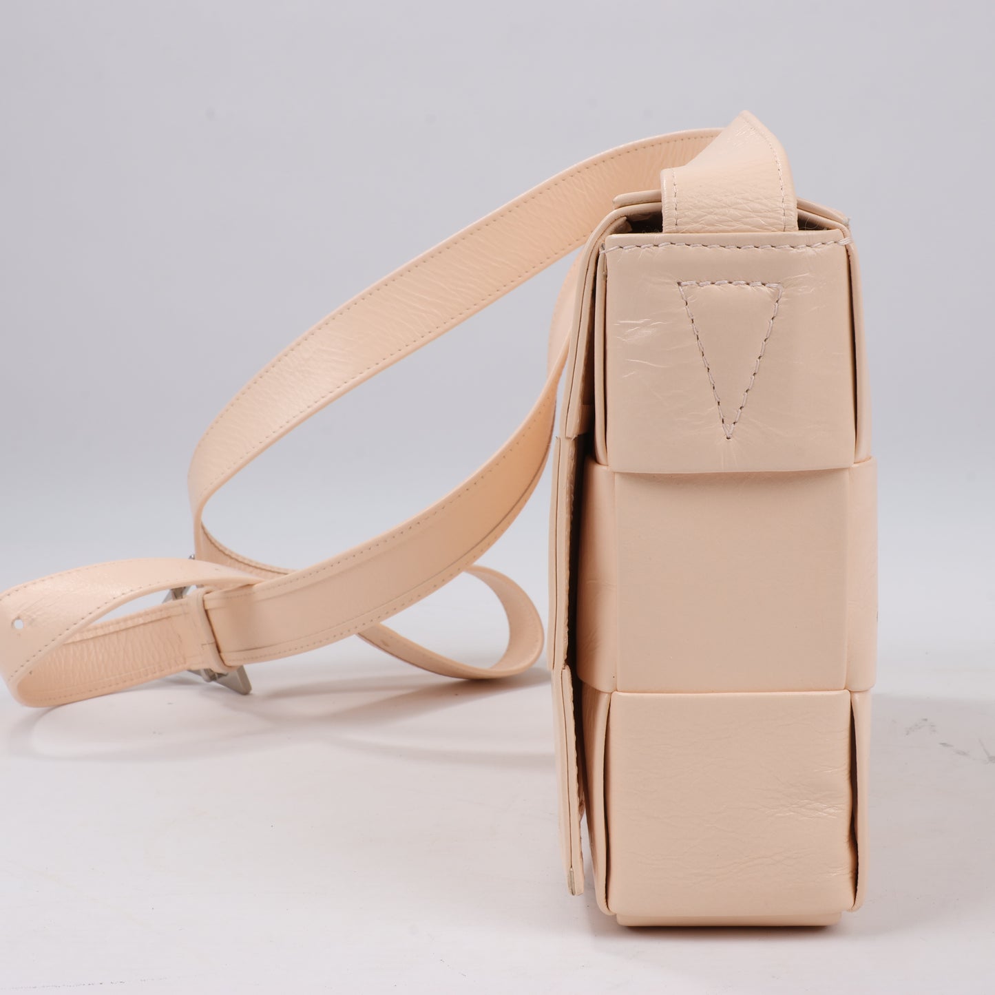 Bottega Veneta Maxi Intrecciato Kassetten-Umhängetasche aus Leder in Puderbeige