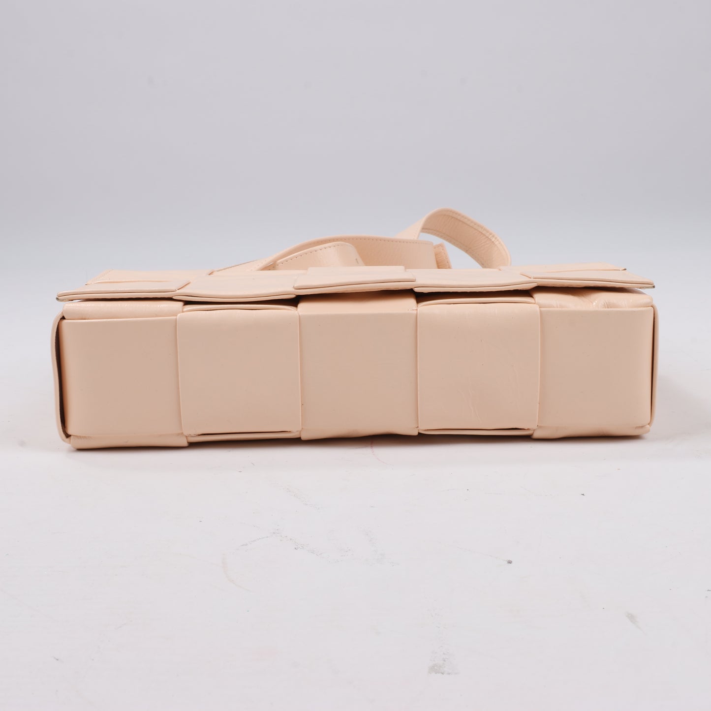 Bottega Veneta Maxi Intrecciato Kassetten-Umhängetasche aus Leder in Puderbeige