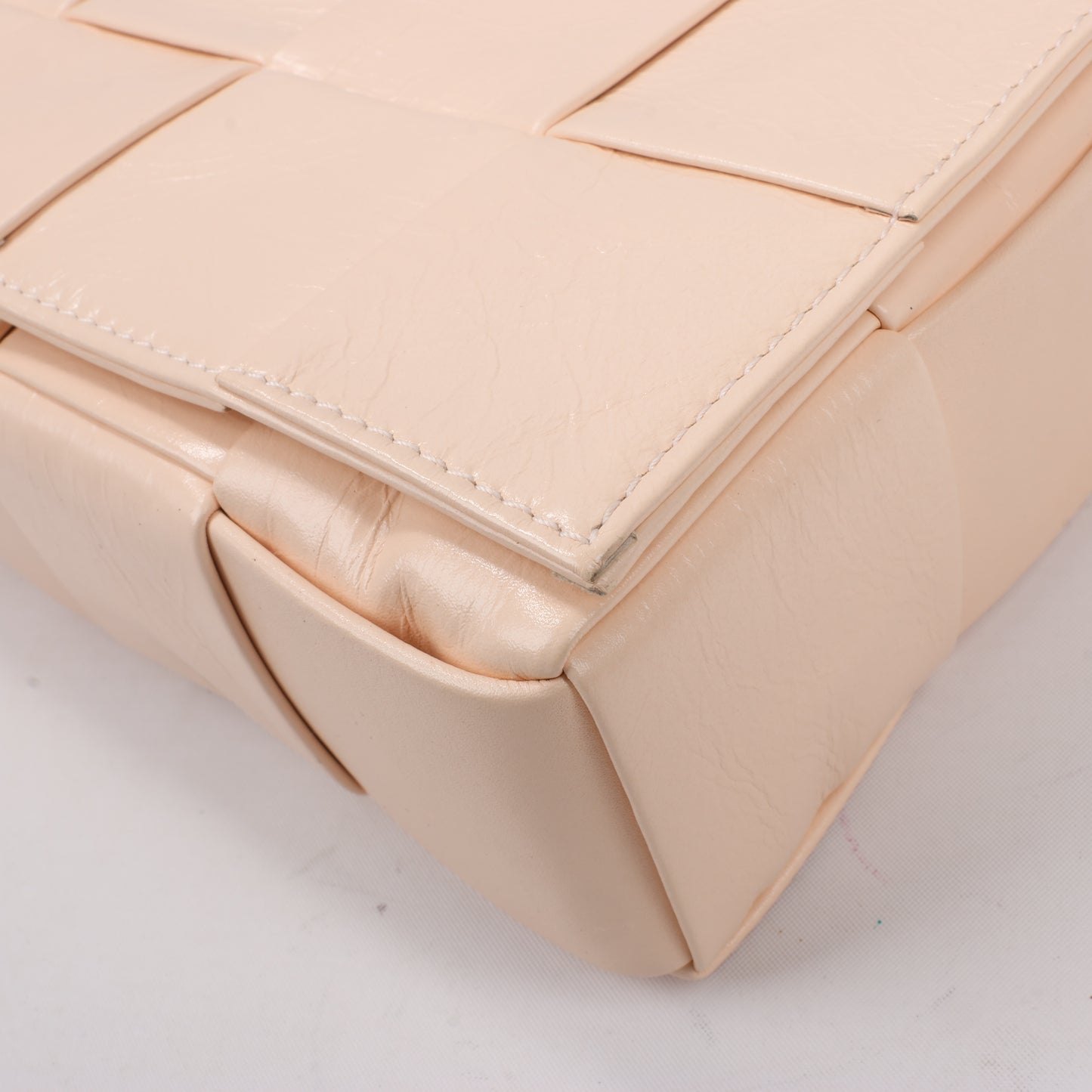 Bottega Veneta Maxi Intrecciato Kassetten-Umhängetasche aus Leder in Puderbeige