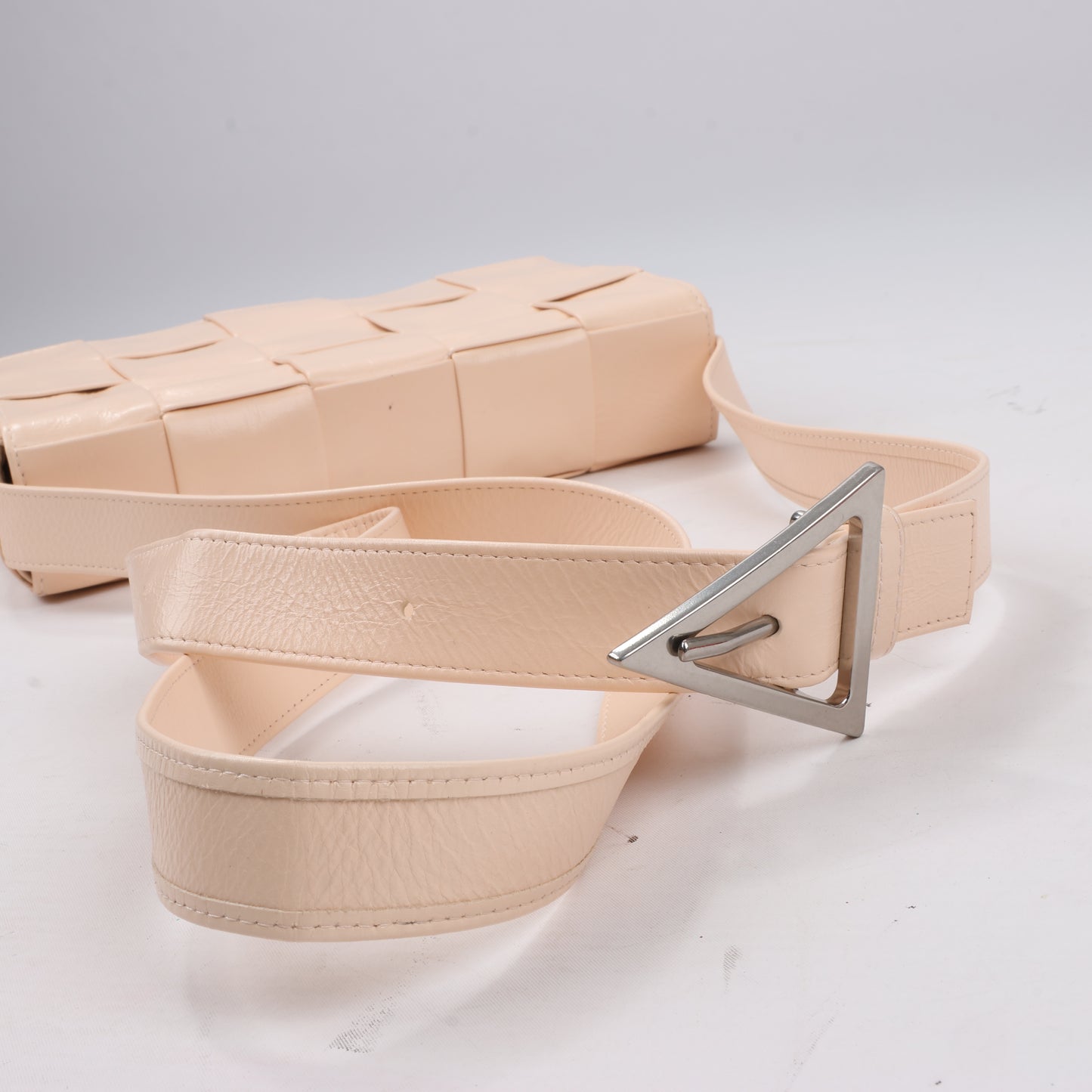 Bottega Veneta Maxi Intrecciato Kassetten-Umhängetasche aus Leder in Puderbeige