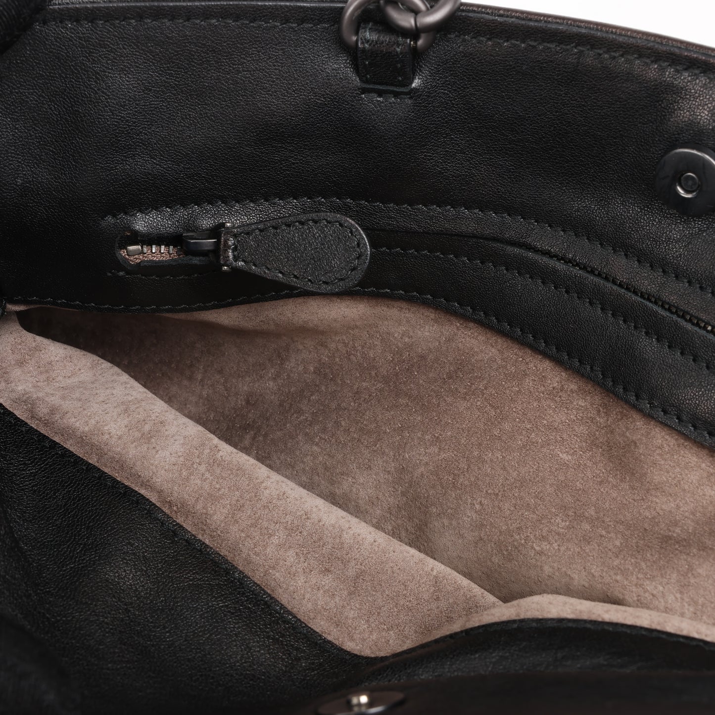 Umhängetasche aus Intrecciato-Leder von Bottega Veneta in Schwarz