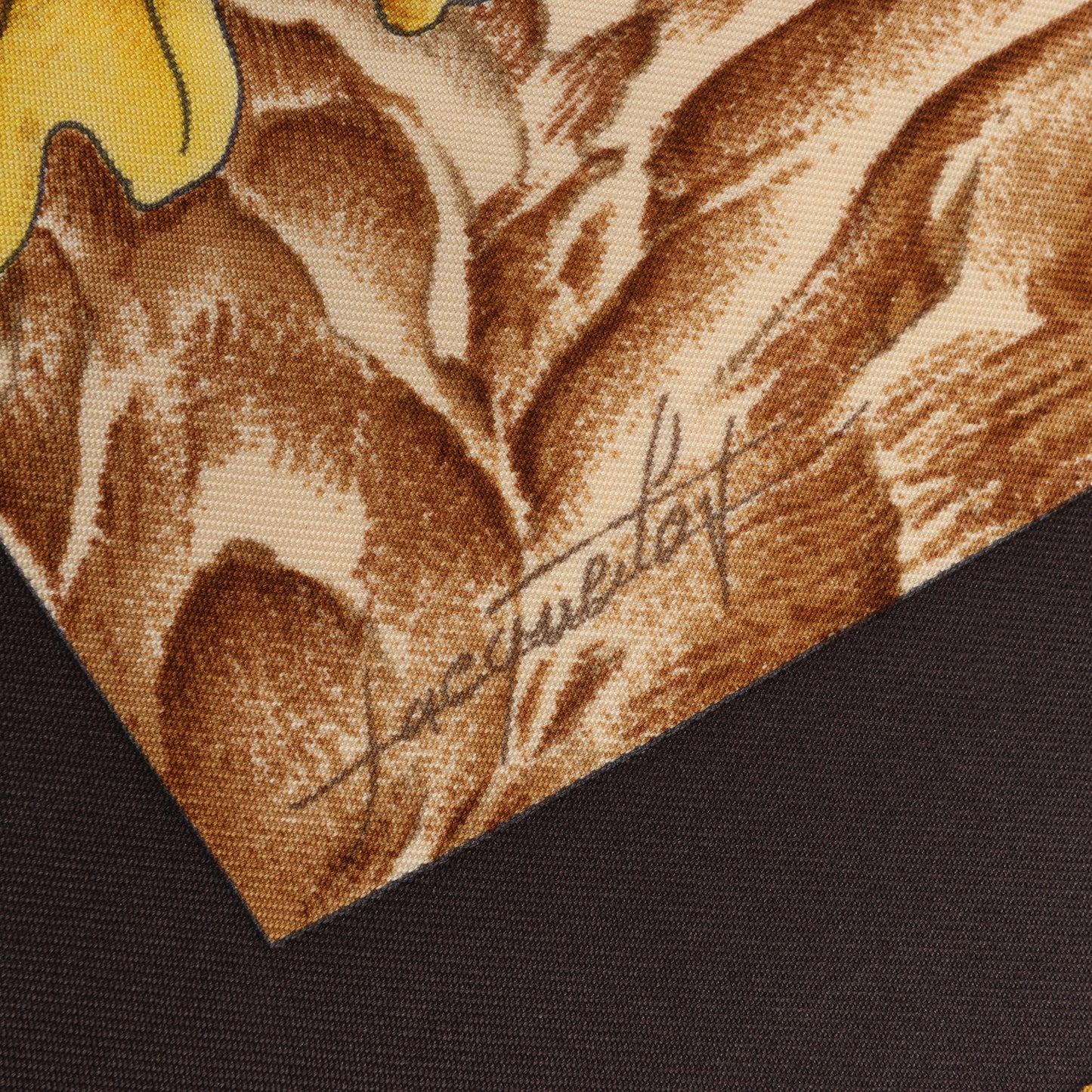 Hermès Carré 90 "CASSE NOISETTE" 100% Silk Scarf in Brown