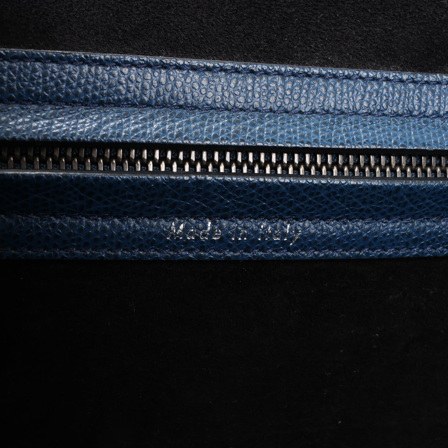CELINE Luggage Phantom Mittelgroße Handtasche aus genarbtem Leder in Marineblau