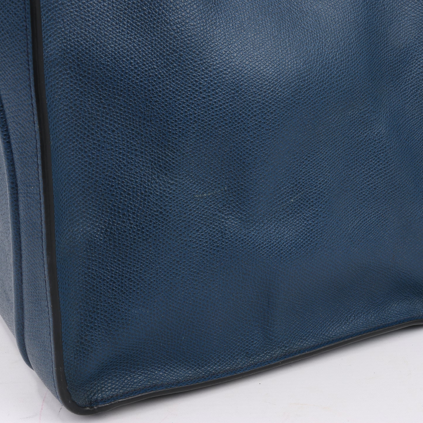 CELINE Luggage Phantom Mittelgroße Handtasche aus genarbtem Leder in Marineblau