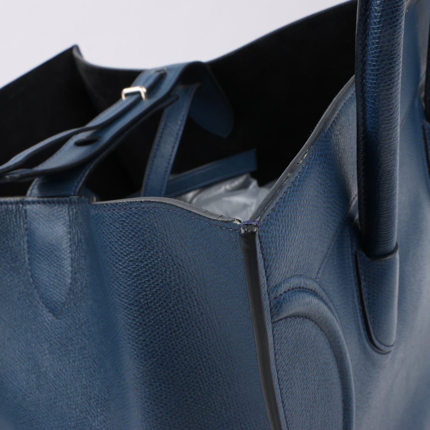CELINE Luggage Phantom Mittelgroße Handtasche aus genarbtem Leder in Marineblau