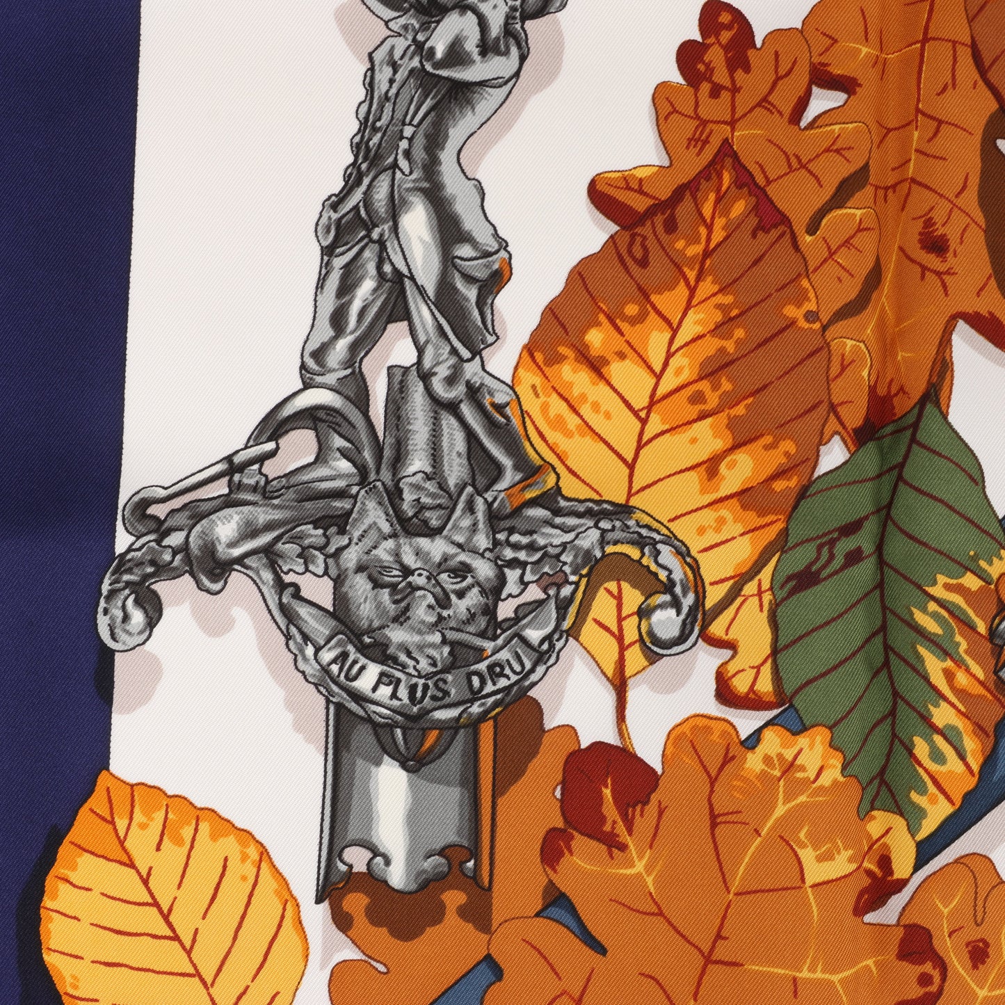 Hermès Carré 90 "AU PLUS DRU" Seidentaschentuch in Marineblau
