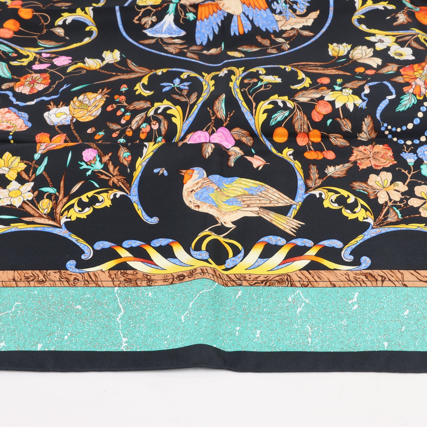 Hermès Carré 90 „PIERRES d' ORIENT et d' OCCIDENT“ Schal aus 100 % Seide in Schwarz x Grün