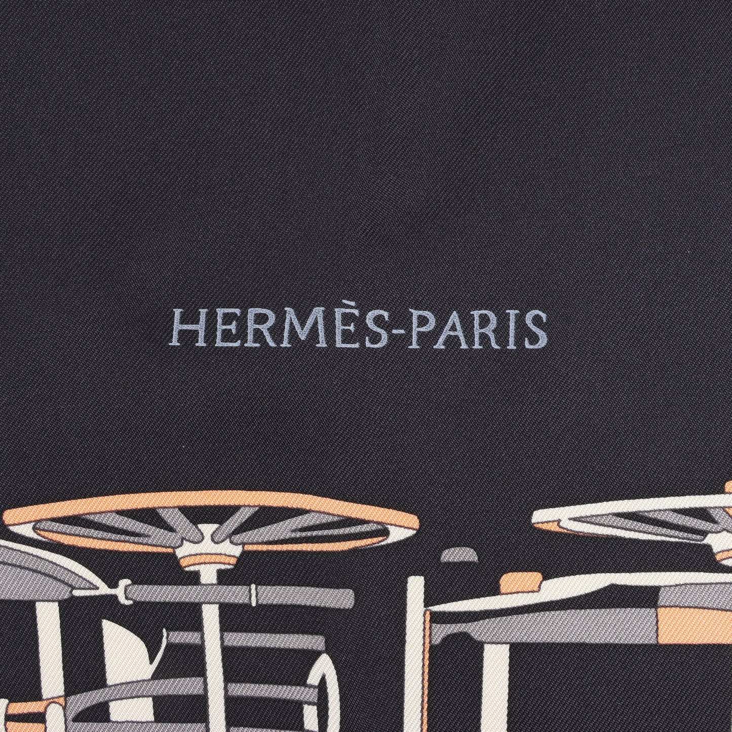 Hermès Carré 90 „COMPLICATION EQUESTRE“ 100% Seidenschal in Schwarz