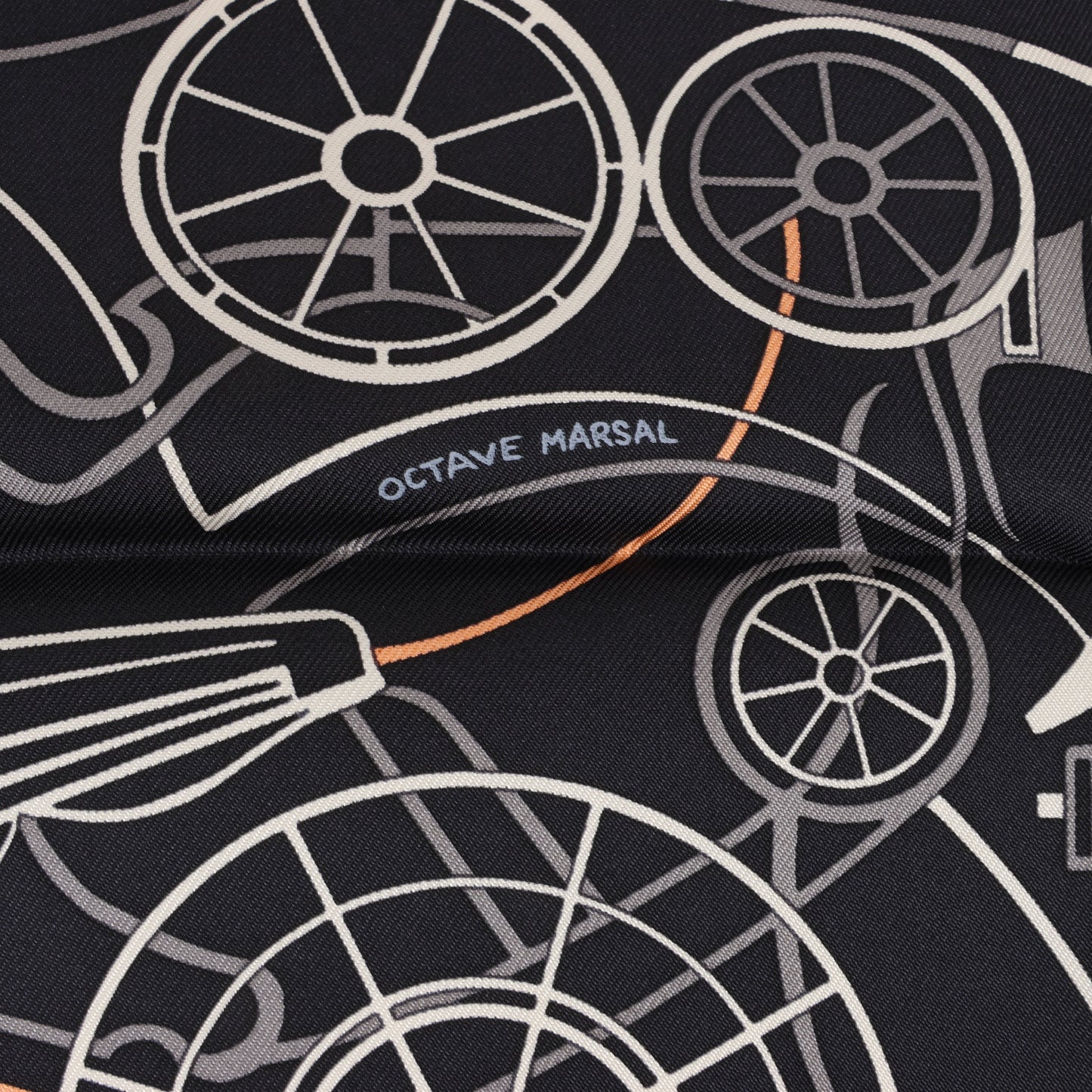 Hermès Carré 90 „COMPLICATION EQUESTRE“ 100% Seidenschal in Schwarz