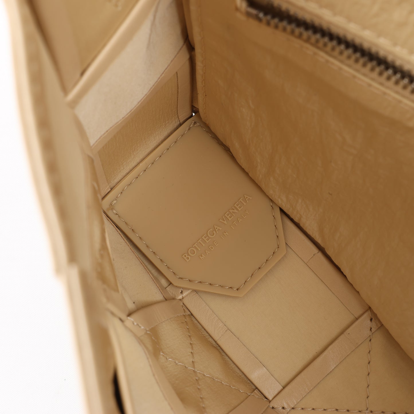 Bottega Veneta Maxi Intrecciato Kassetten-Umhängetasche aus Leder in Beige