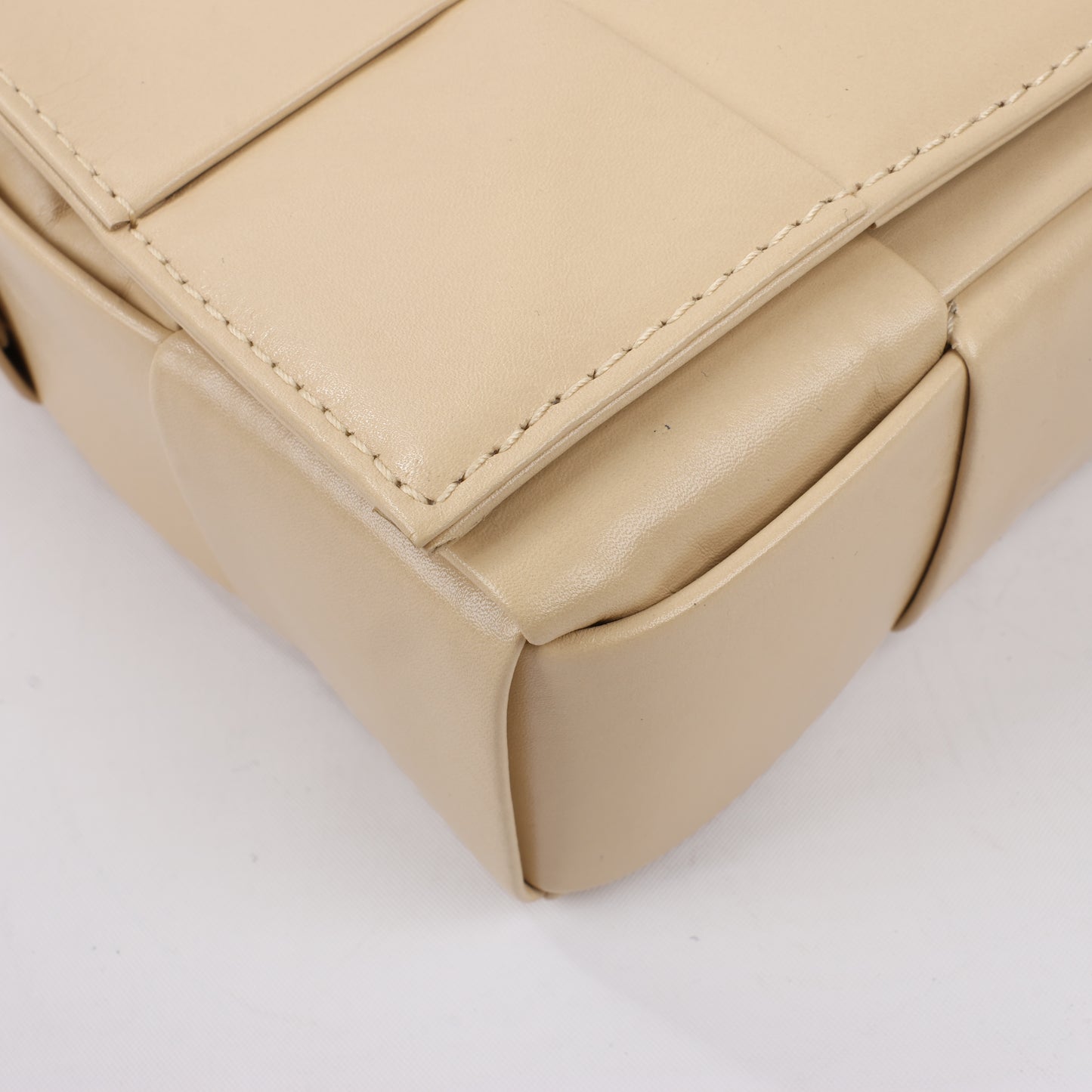 Bottega Veneta Maxi Intrecciato Kassetten-Umhängetasche aus Leder in Beige