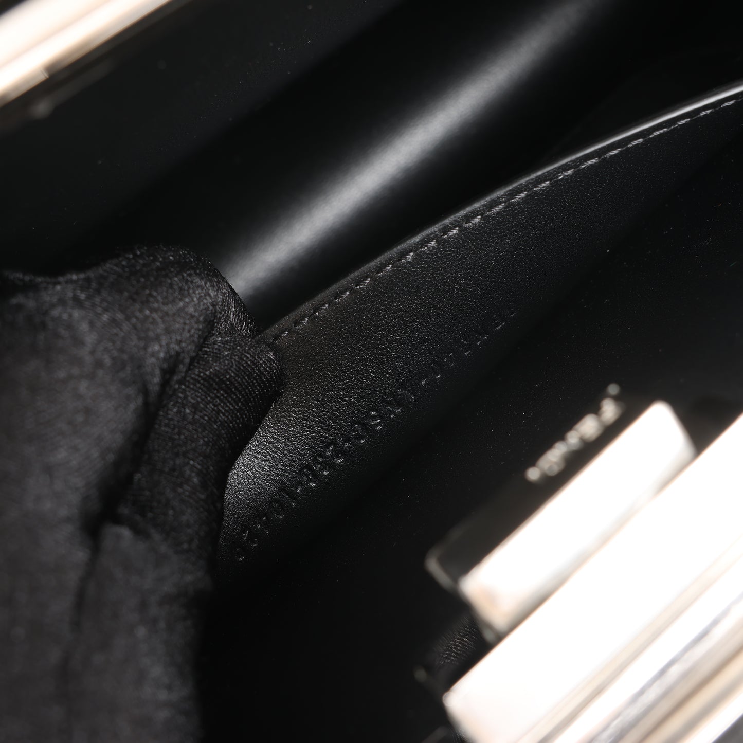 Fendi Peekaboo Cuts Lackleder-Umhängetasche mit Kette in Schwarz 8BN340