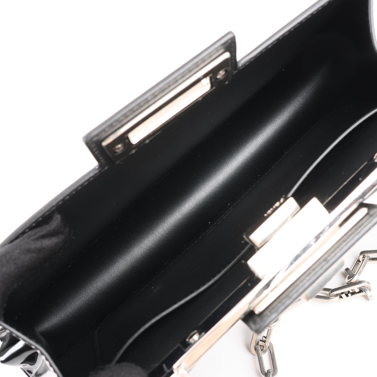 Fendi Peekaboo Cuts Lackleder-Umhängetasche mit Kette in Schwarz 8BN340