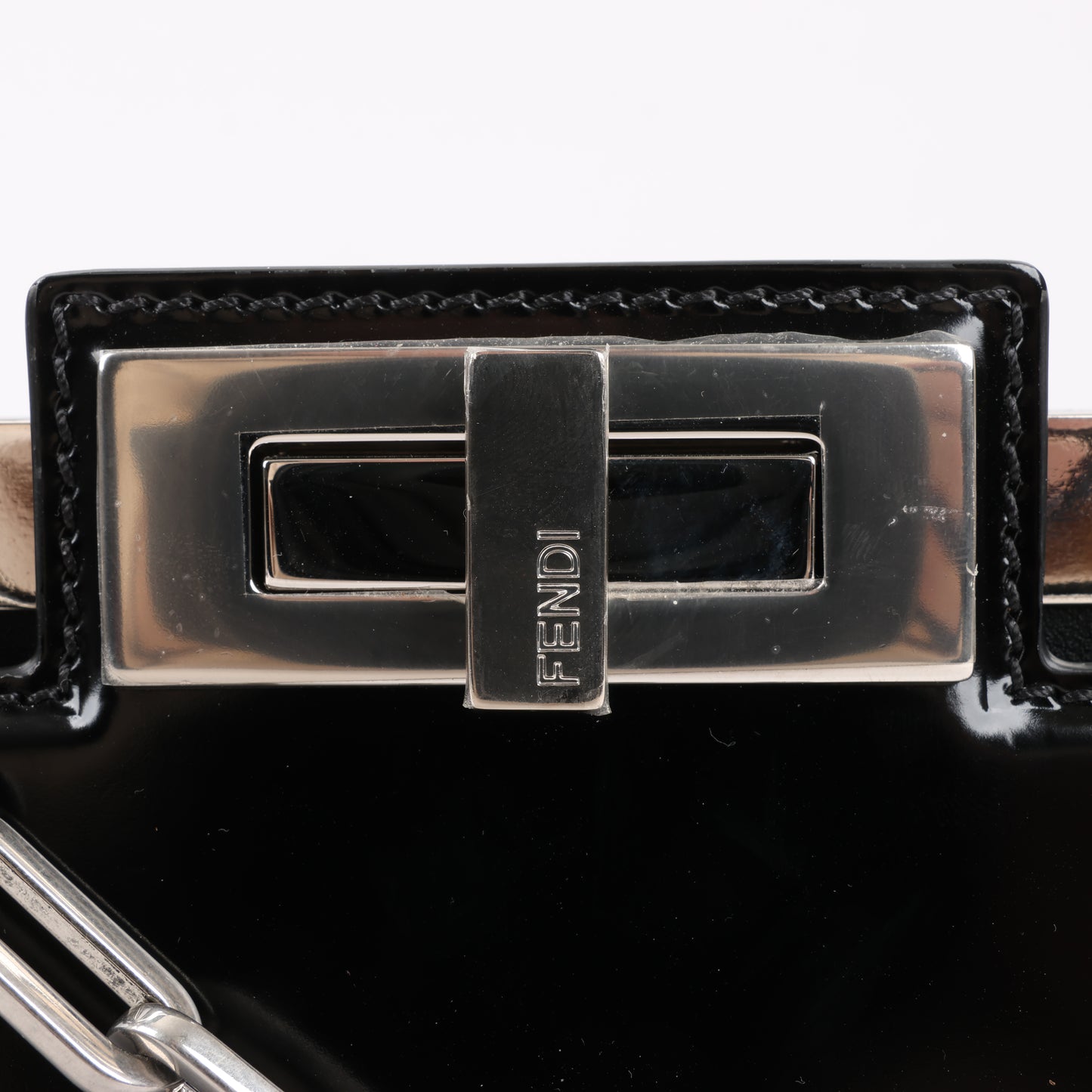 Fendi Peekaboo Cuts Lackleder-Umhängetasche mit Kette in Schwarz 8BN340