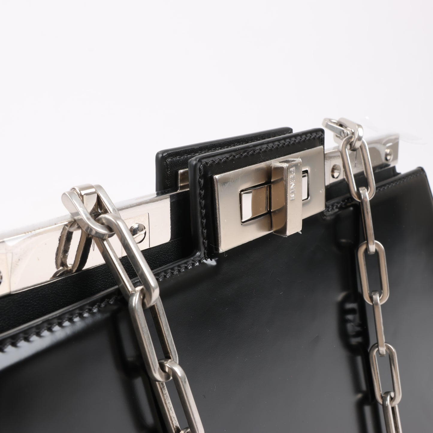 Fendi Peekaboo Cuts Lackleder-Umhängetasche mit Kette in Schwarz 8BN340